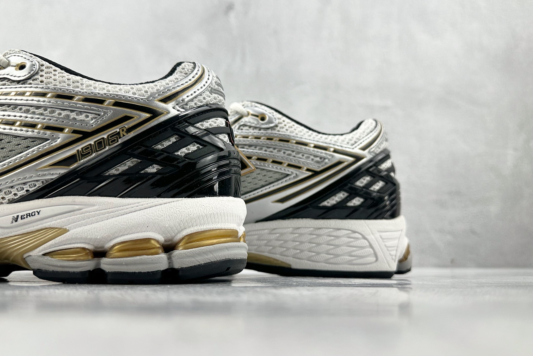 DT特价 特价 公司级 New Balance NB 1906R 白银 货号:M1906RA 尺码:36 36.5 37 DT特价 特价 公司级 New Balance NB 1906R 白银 货号:M1906RA 尺码:36 36.5 37