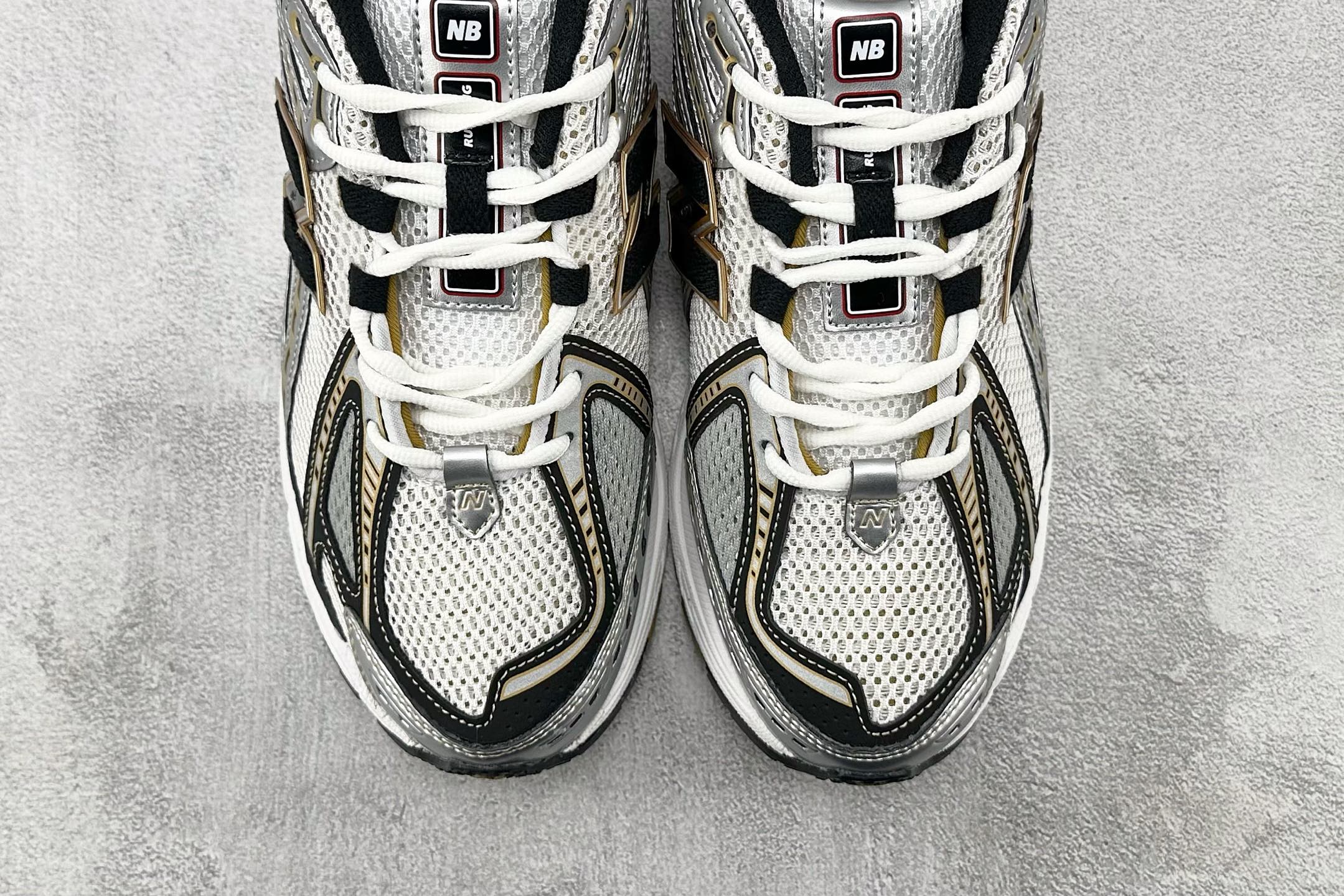 DT特价 特价 公司级 New Balance NB 1906R 白银 货号:M1906RA 尺码:36 36.5 37 DT特价 特价 公司级 New Balance NB 1906R 白银 货号:M1906RA 尺码:36 36.5 37