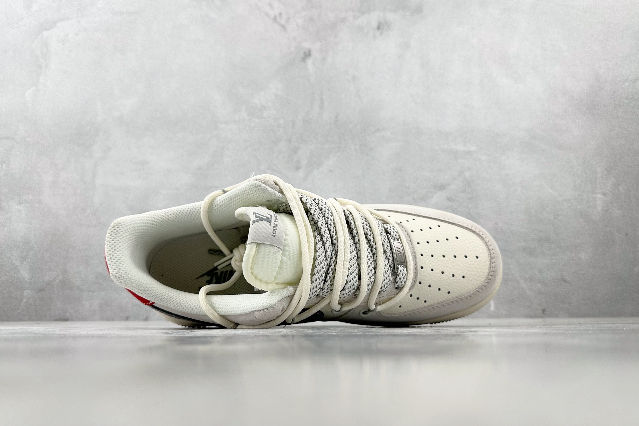 XC 
Nike Air Force 1'07  LV 联名 白灰

货号：DM6868 084
尺码：