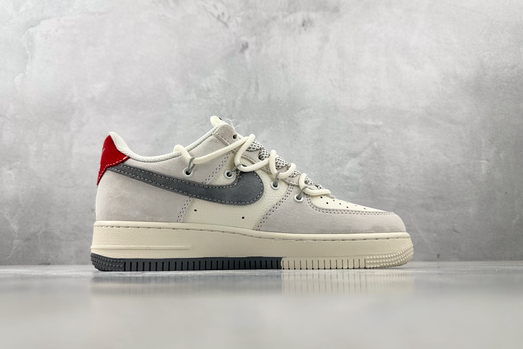 XC 
Nike Air Force 1'07  LV 联名 白灰

货号：DM6868 084
尺码：