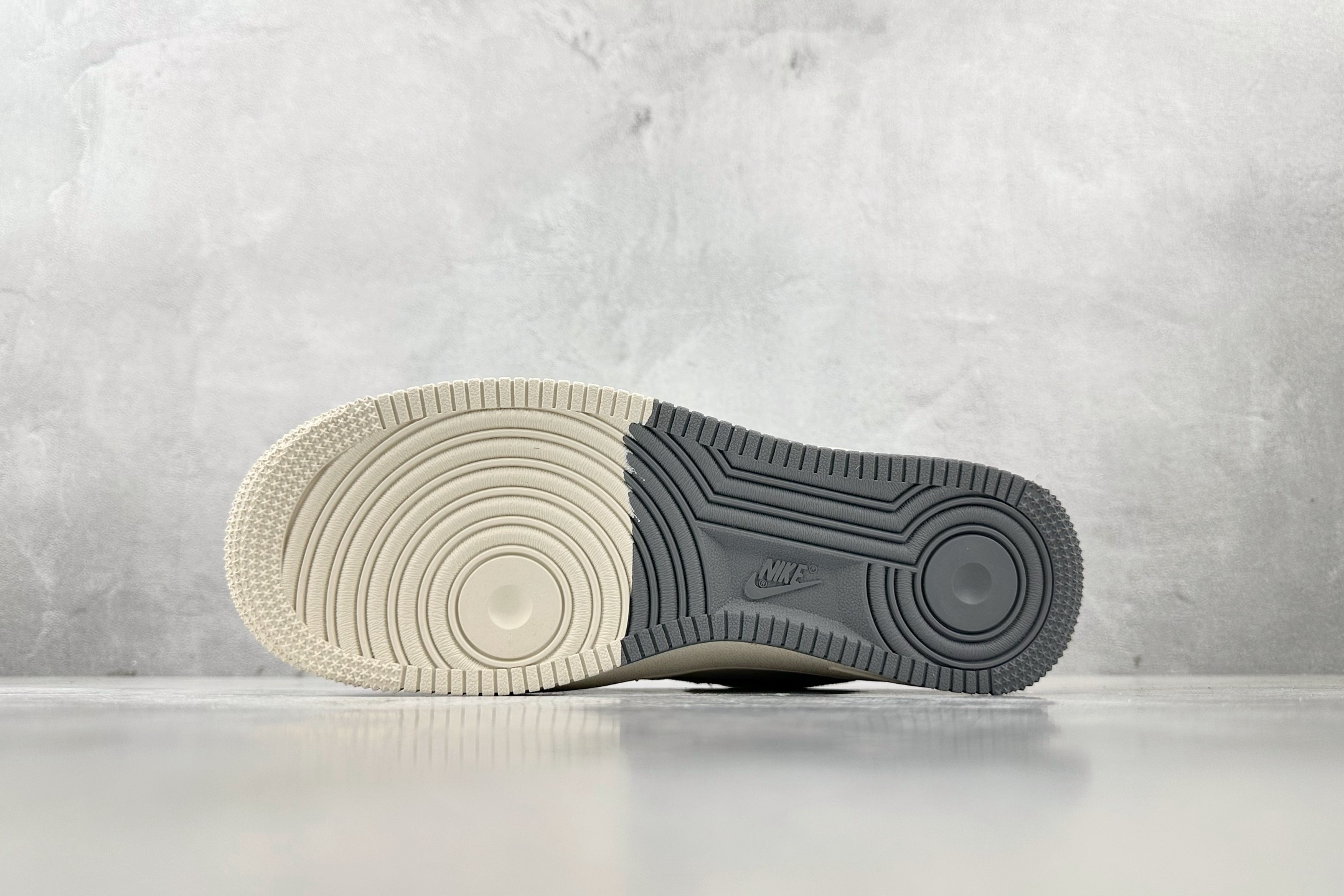 XC 
Nike Air Force 1'07  LV 联名 白灰

货号：DM6868 084
尺码：