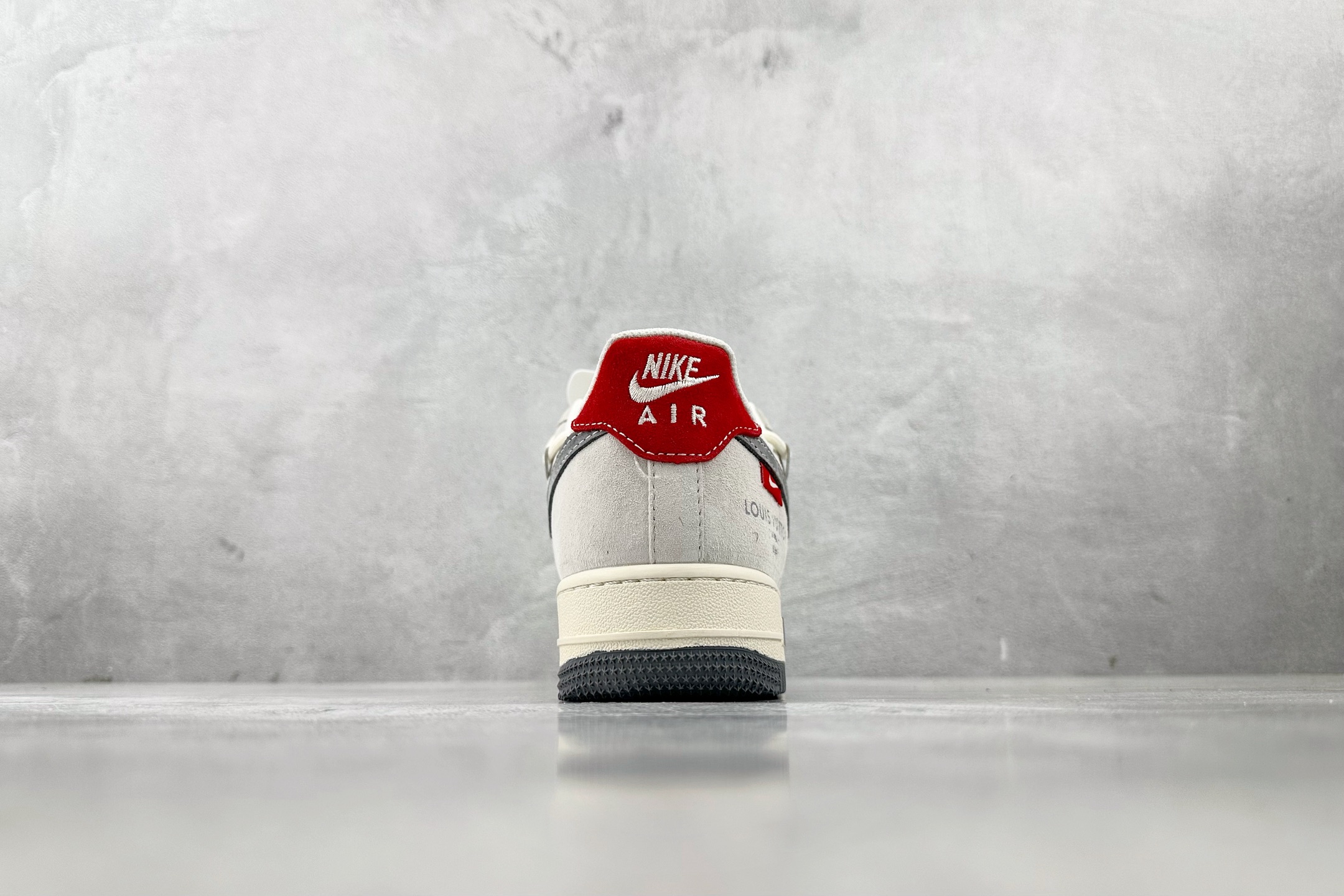 XC 
Nike Air Force 1'07  LV 联名 白灰

货号：DM6868 084
尺码：