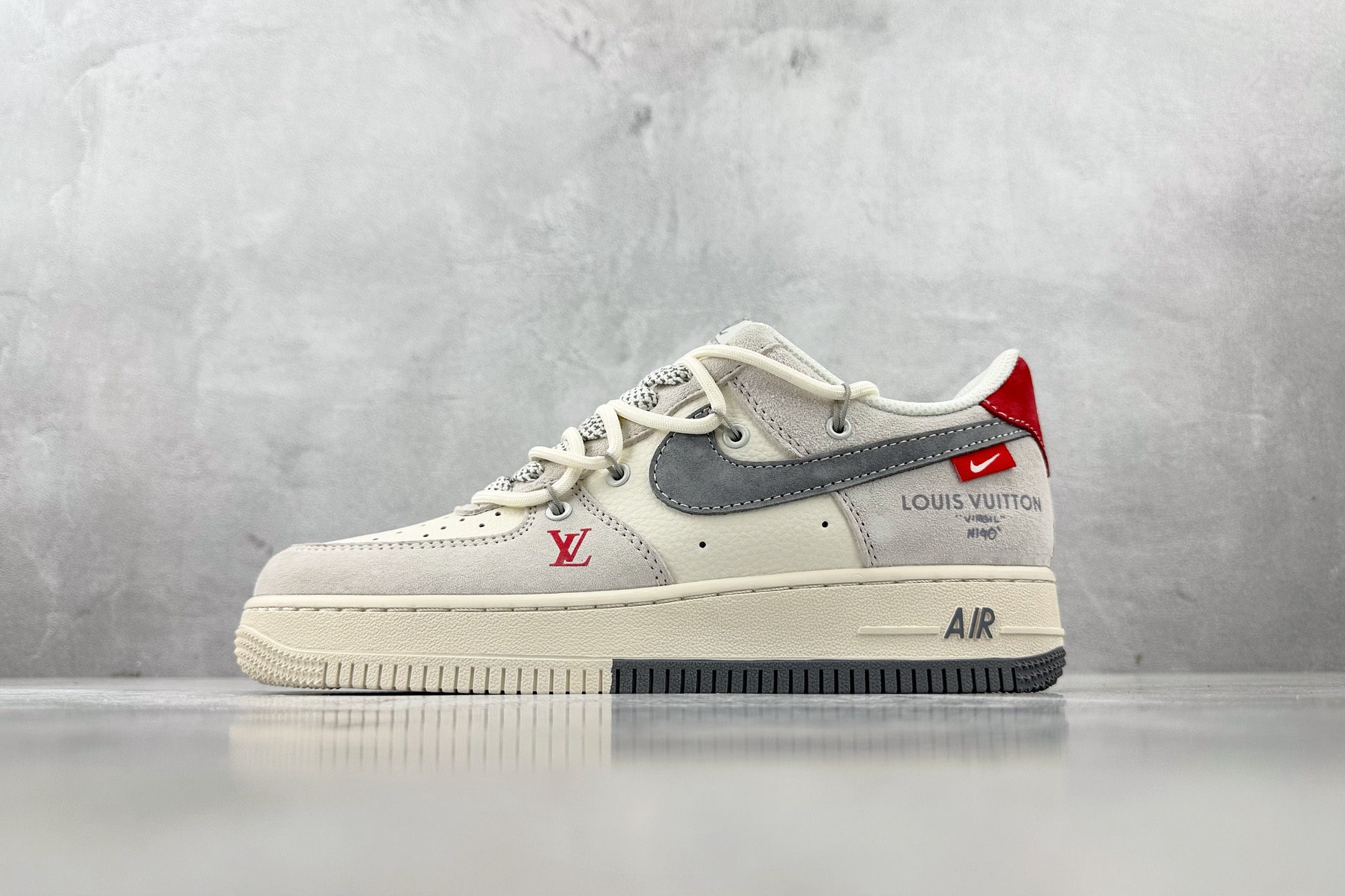 XC 
Nike Air Force 1'07  LV 联名 白灰

货号：DM6868 084
尺码：