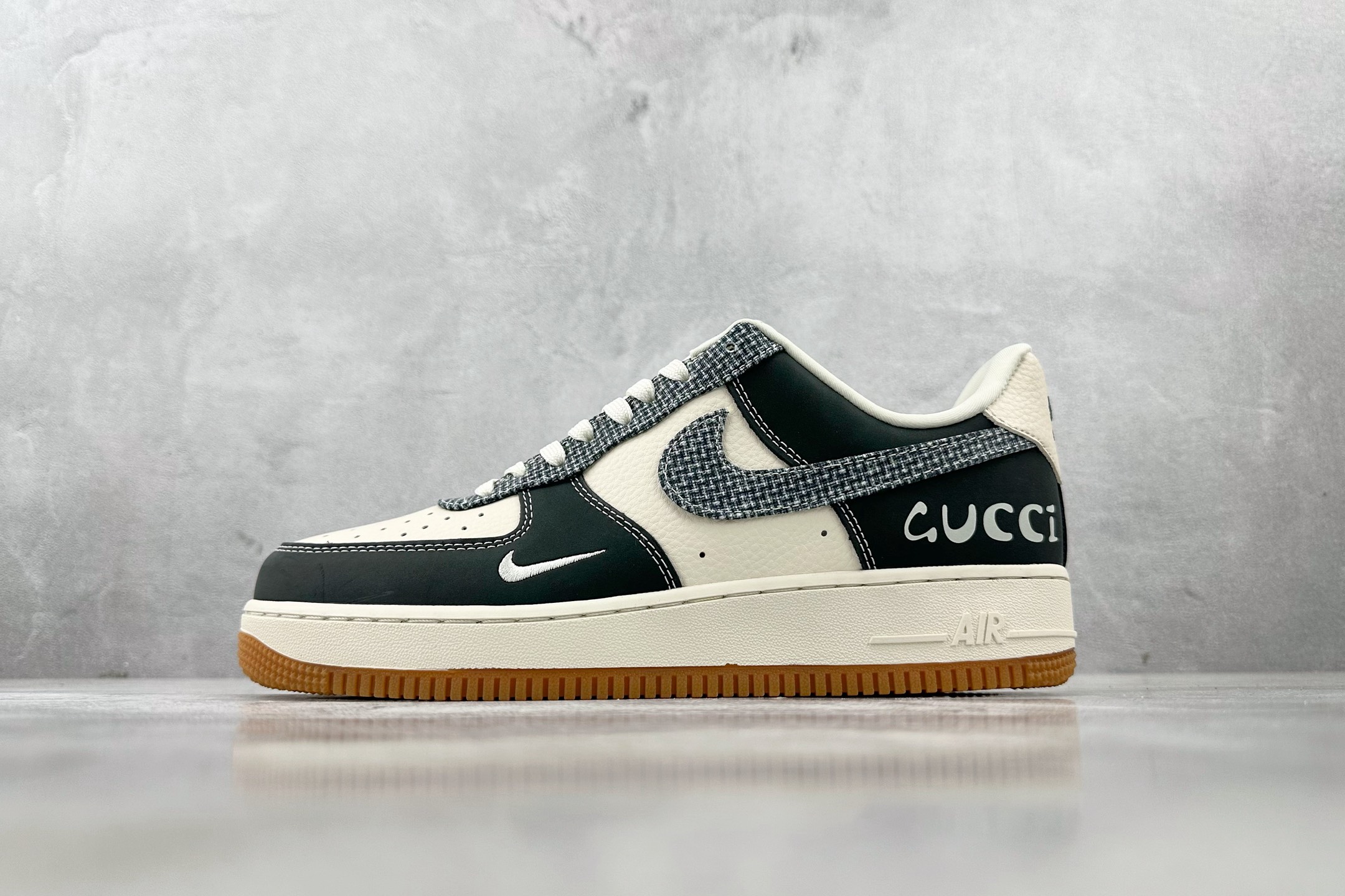 XC 
Nike Air Force 1'07  GUCCI 联名 黑白

货号：DF0188 058
