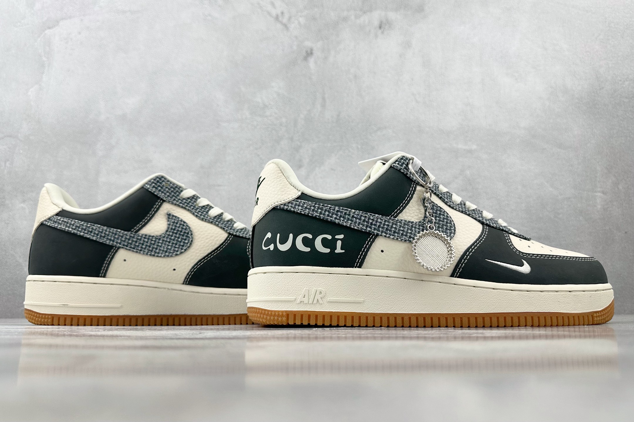 XC 
Nike Air Force 1'07  GUCCI 联名 黑白

货号：DF0188 058
