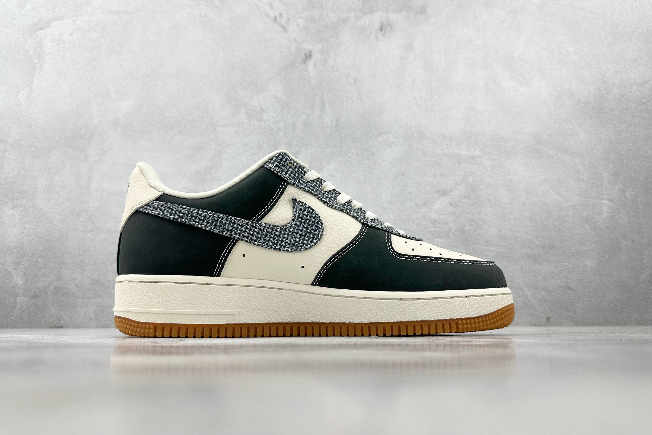XC 
Nike Air Force 1'07  GUCCI 联名 黑白

货号：DF0188 058
