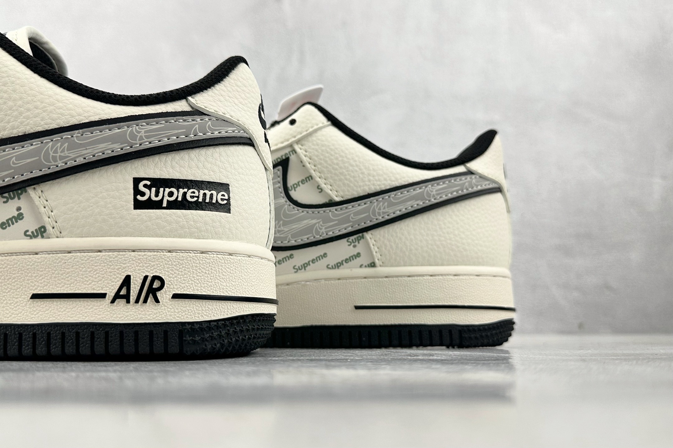 XC 
Nike Air Force 1'07  Supreme 联名 米白黑

货号：XX3168 1