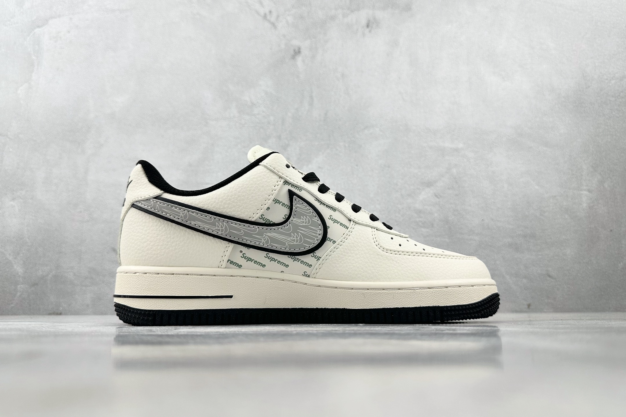 XC 
Nike Air Force 1'07  Supreme 联名 米白黑

货号：XX3168 1