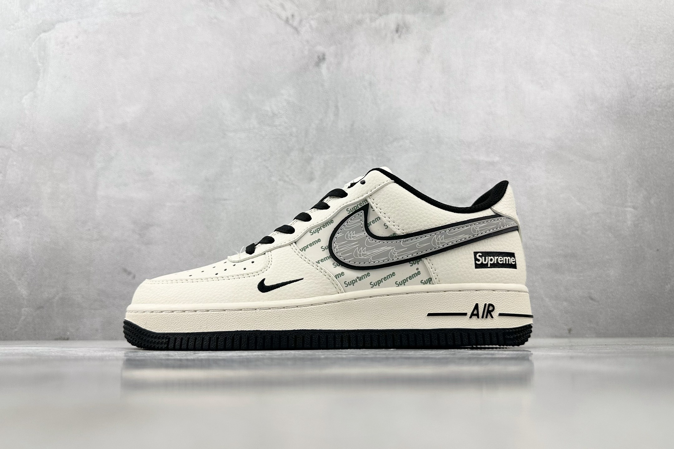 XC 
Nike Air Force 1'07  Supreme 联名 米白黑

货号：XX3168 1