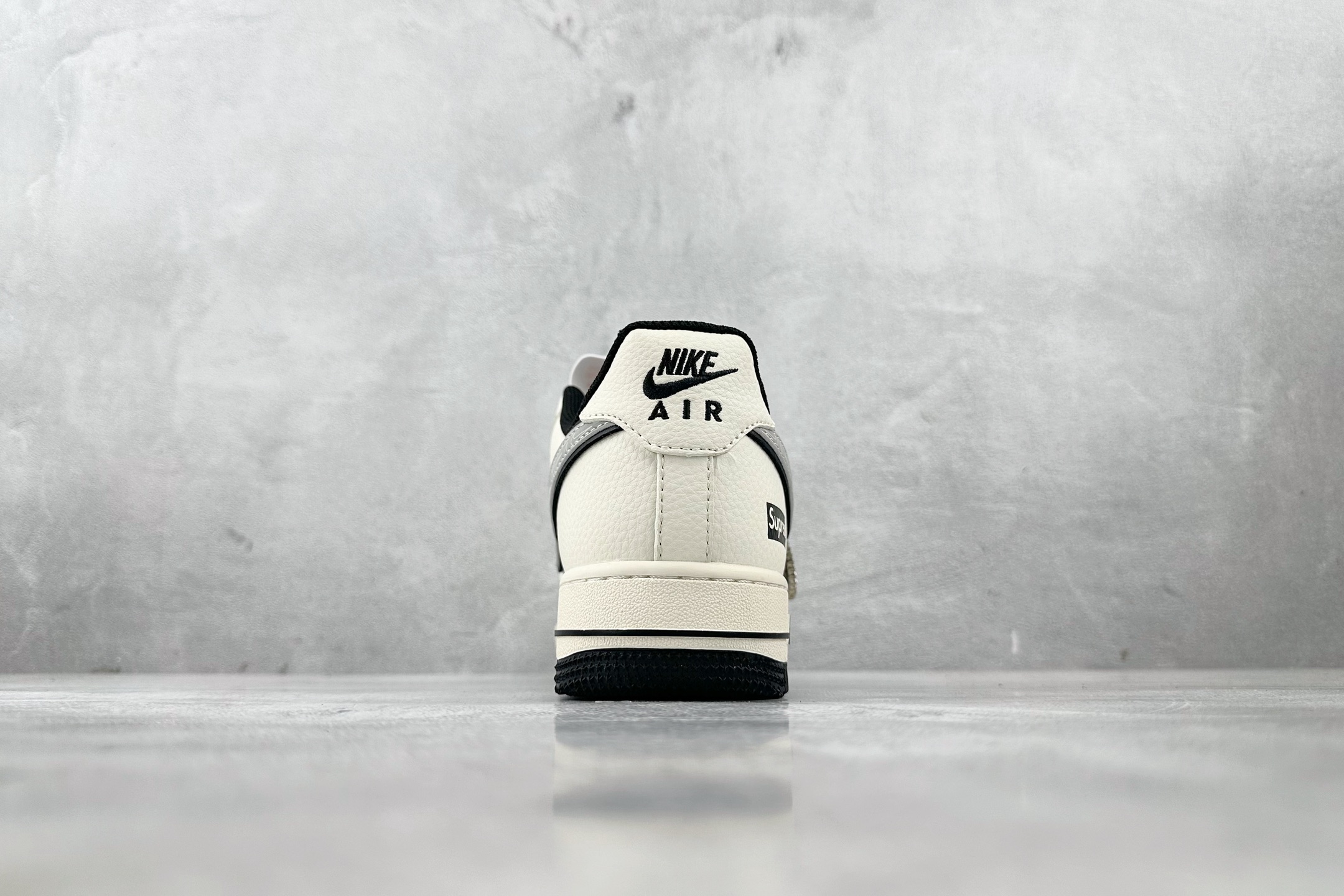 XC 
Nike Air Force 1'07  Supreme 联名 米白黑

货号：XX3168 1