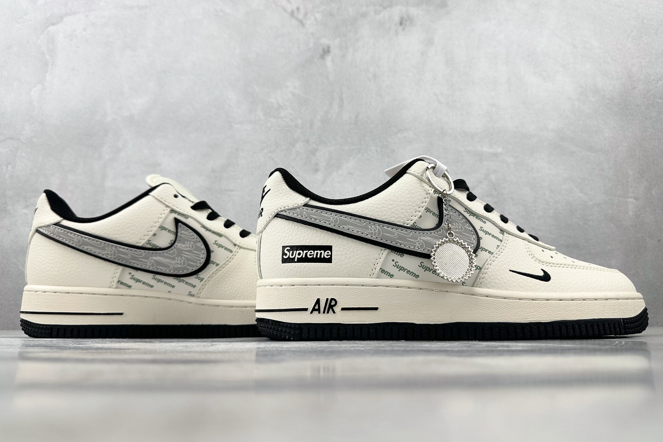 XC 
Nike Air Force 1'07  Supreme 联名 米白黑

货号：XX3168 1