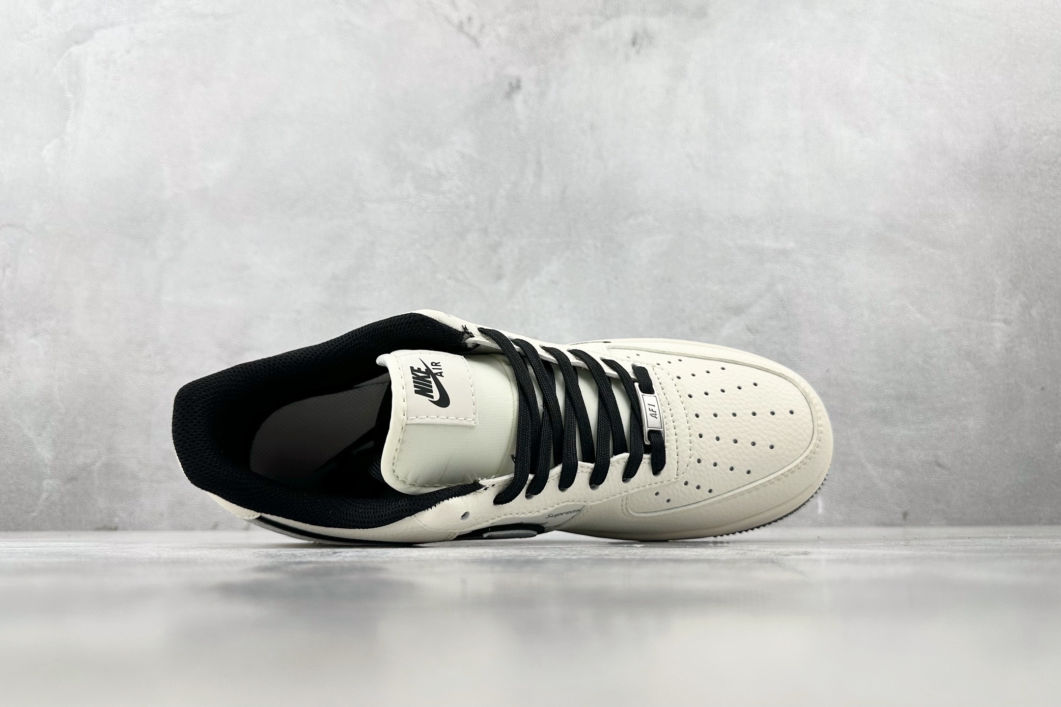 XC 
Nike Air Force 1'07  Supreme 联名 米白黑

货号：XX3168 1