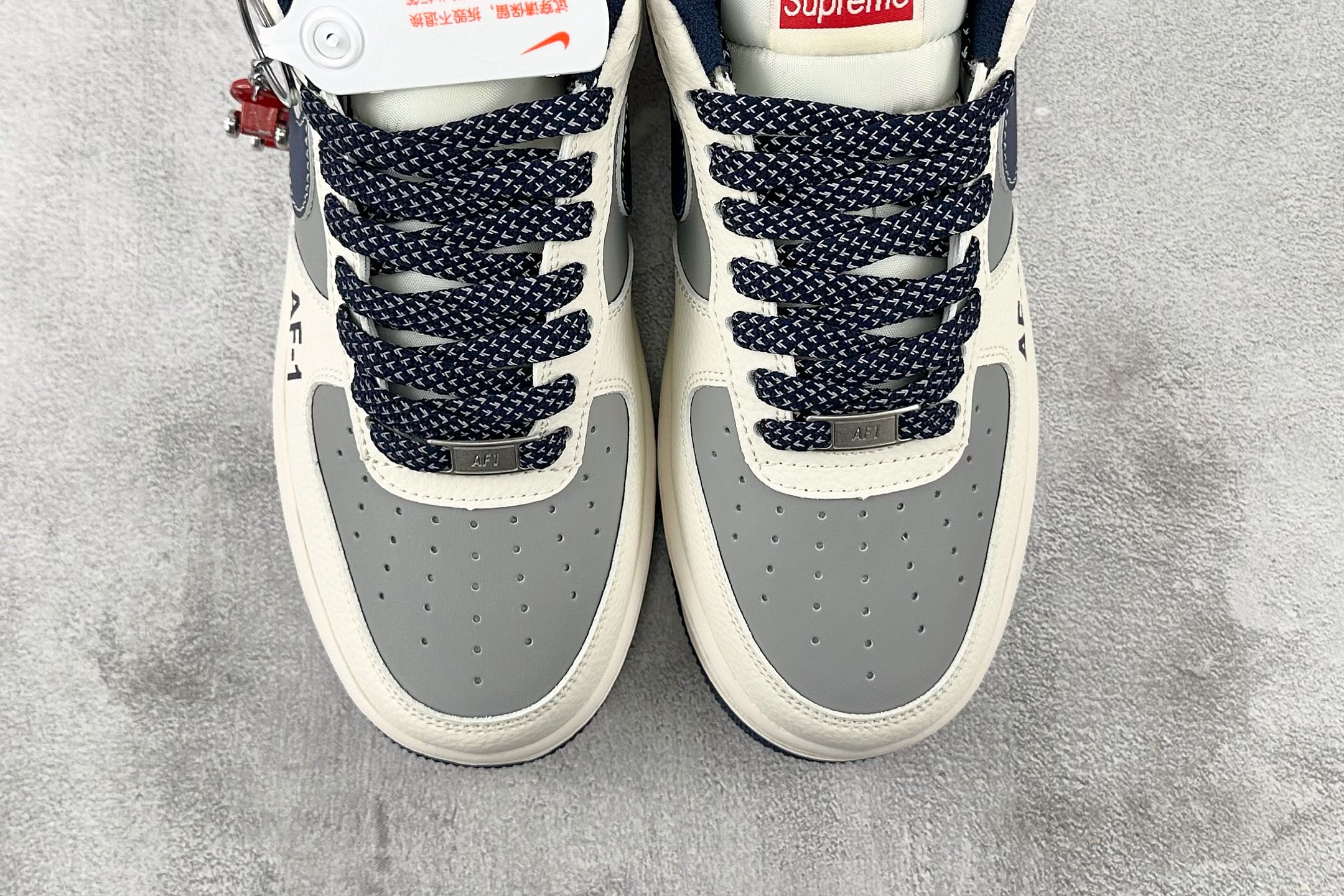 XC 
Nike Air Force 1'07  Supreme 联名 白灰蓝

货号：HH7518 0