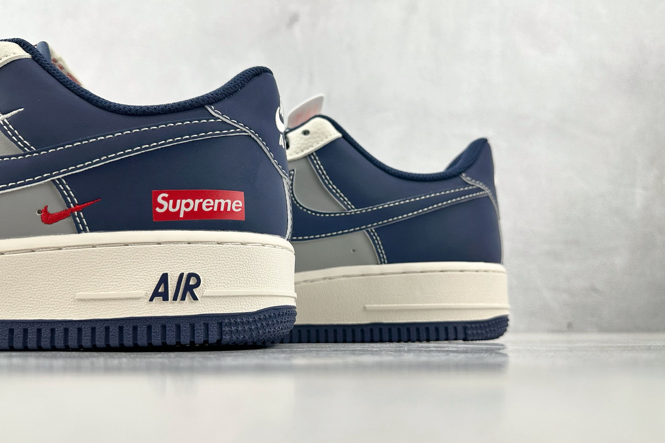 XC 
Nike Air Force 1'07  Supreme 联名 白灰蓝

货号：HH7518 0