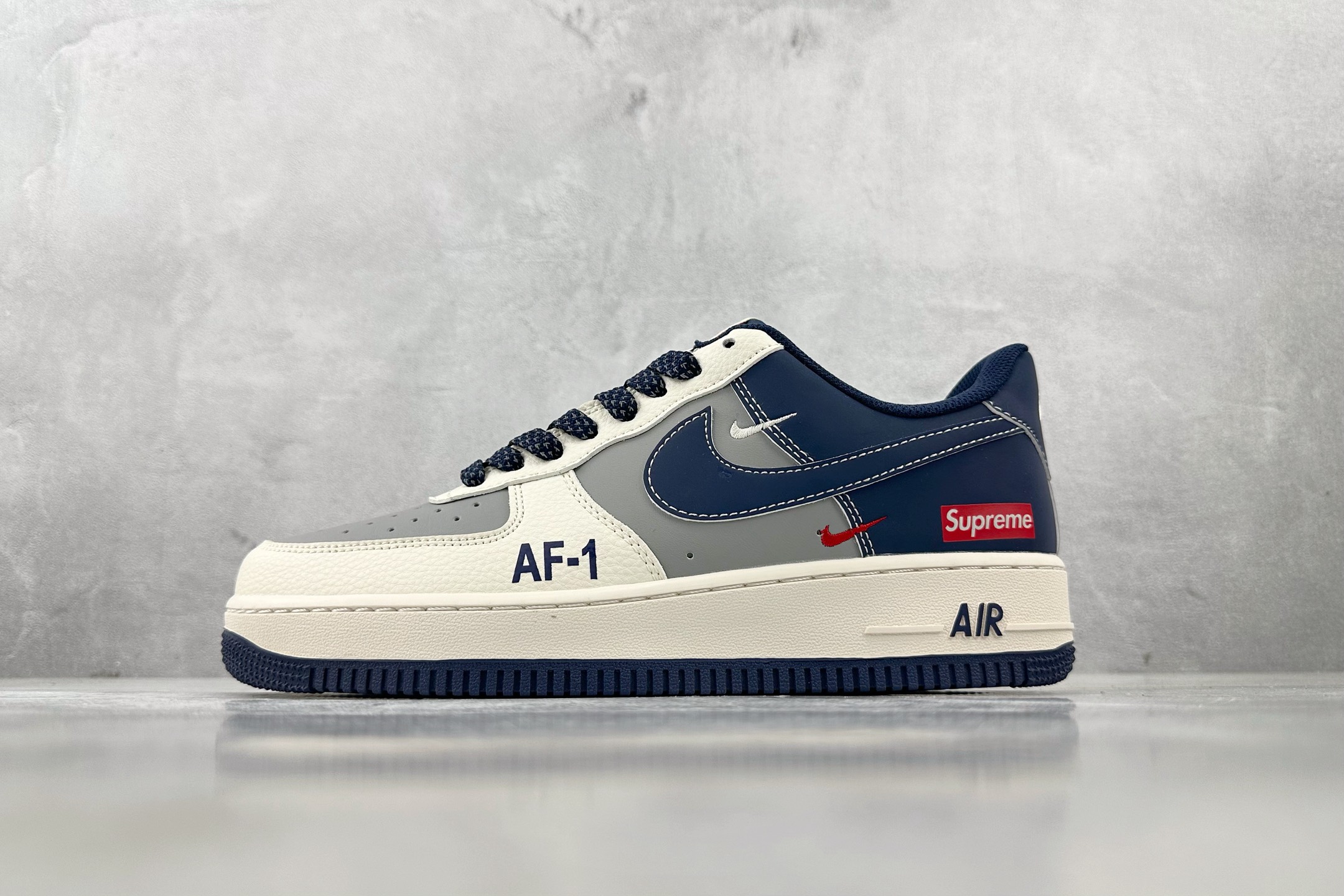 XC 
Nike Air Force 1'07  Supreme 联名 白灰蓝

货号：HH7518 0
