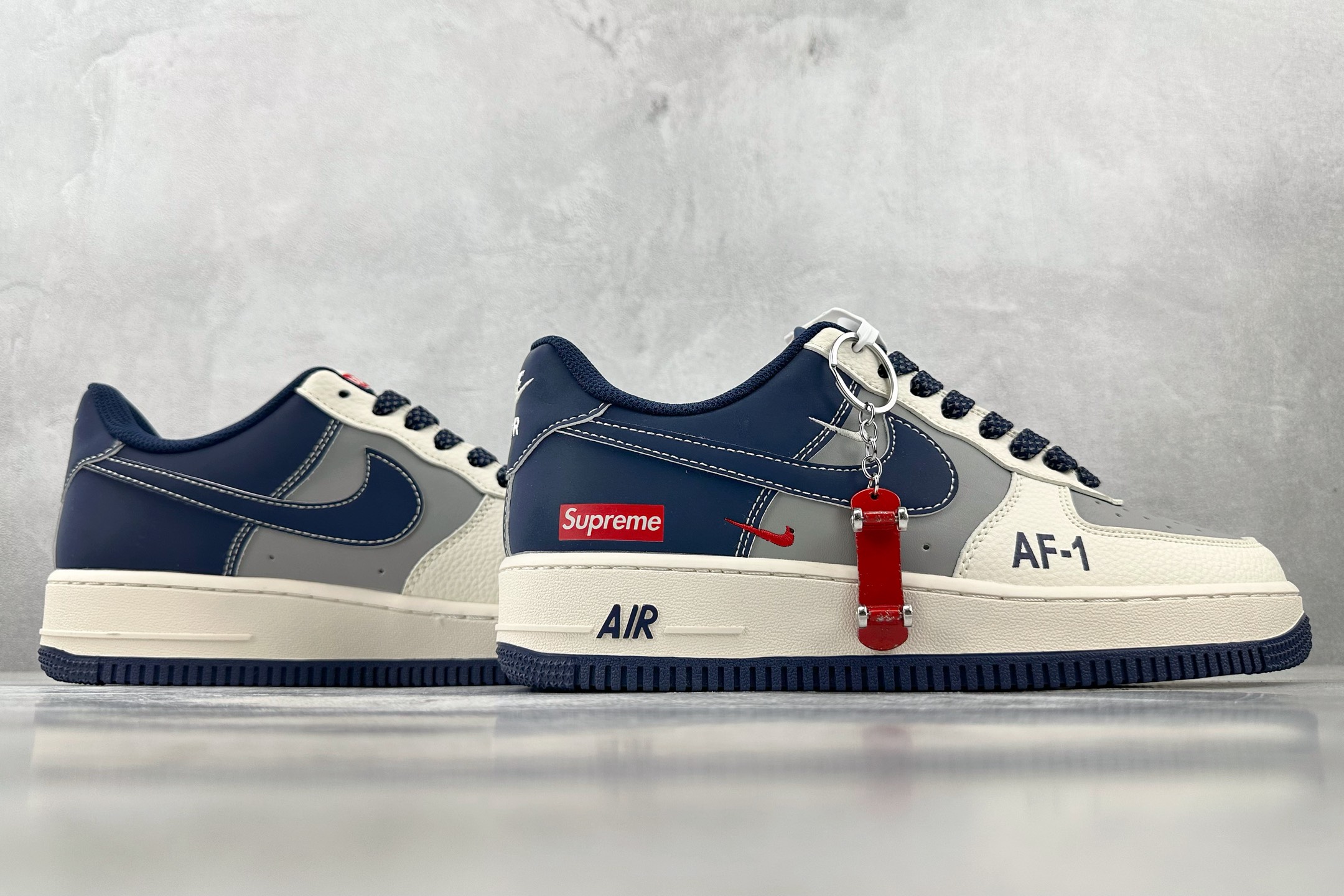 XC 
Nike Air Force 1'07  Supreme 联名 白灰蓝

货号：HH7518 0