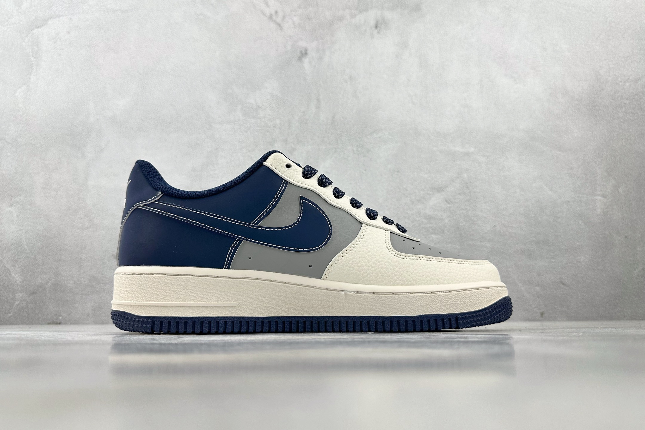 XC 
Nike Air Force 1'07  Supreme 联名 白灰蓝

货号：HH7518 0