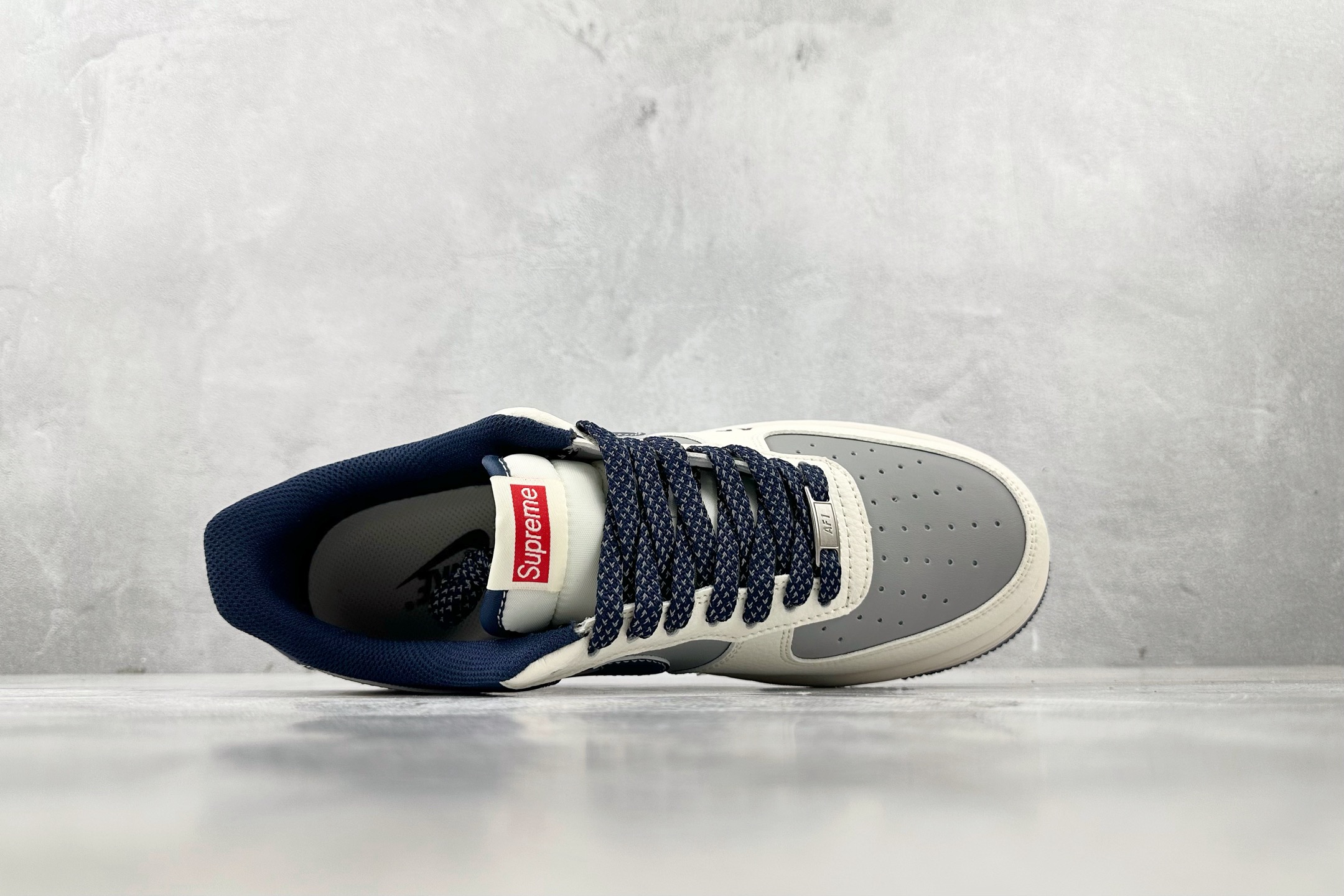 XC 
Nike Air Force 1'07  Supreme 联名 白灰蓝

货号：HH7518 0