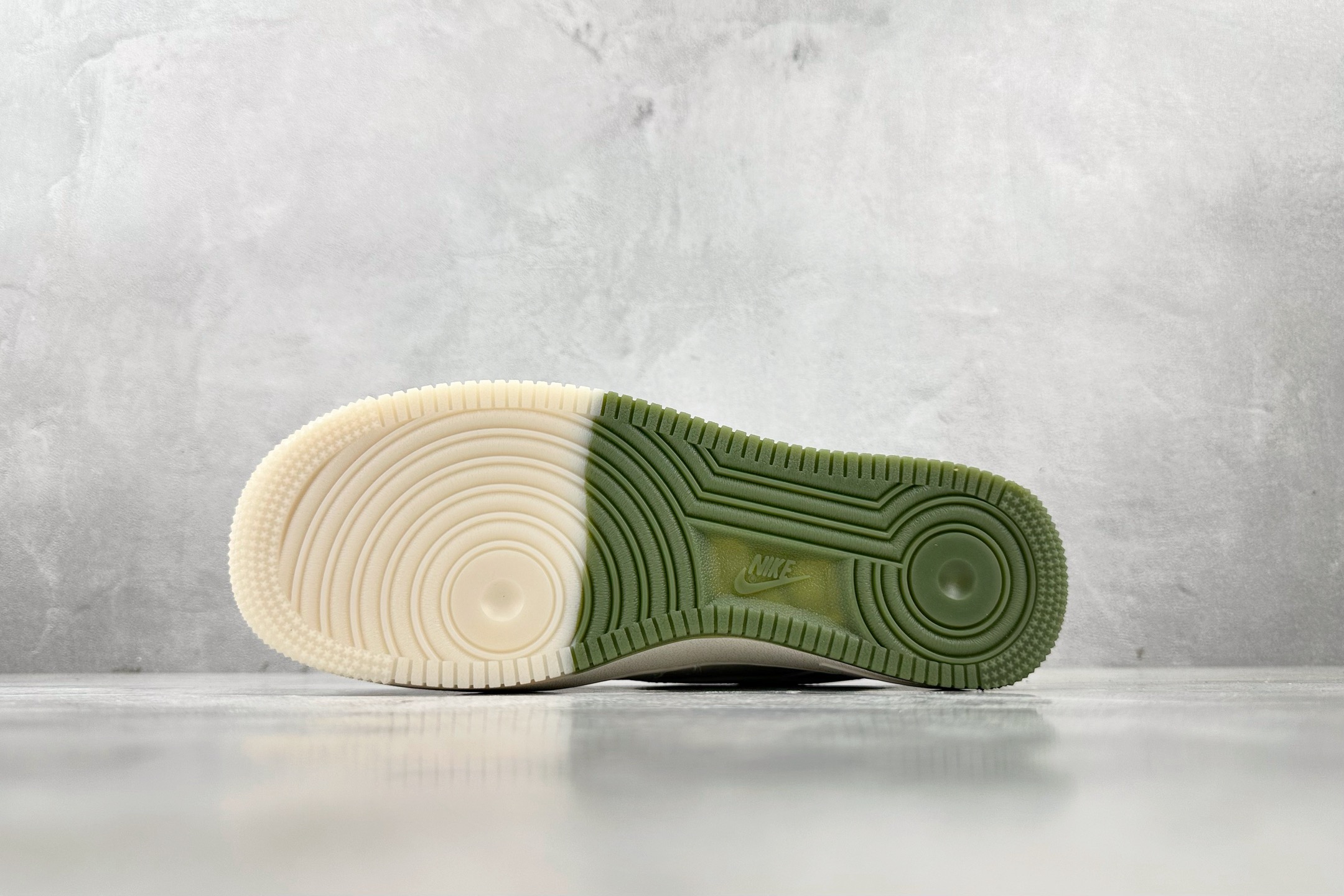 XC 
Nike Air Force 1'07  Supreme 联名 米白绿

货号：BB7577 2