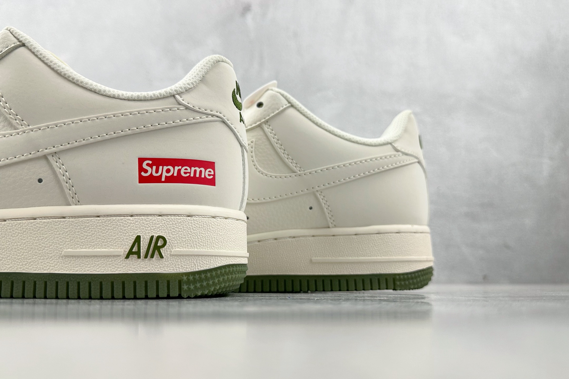XC 
Nike Air Force 1'07  Supreme 联名 米白绿

货号：BB7577 2
