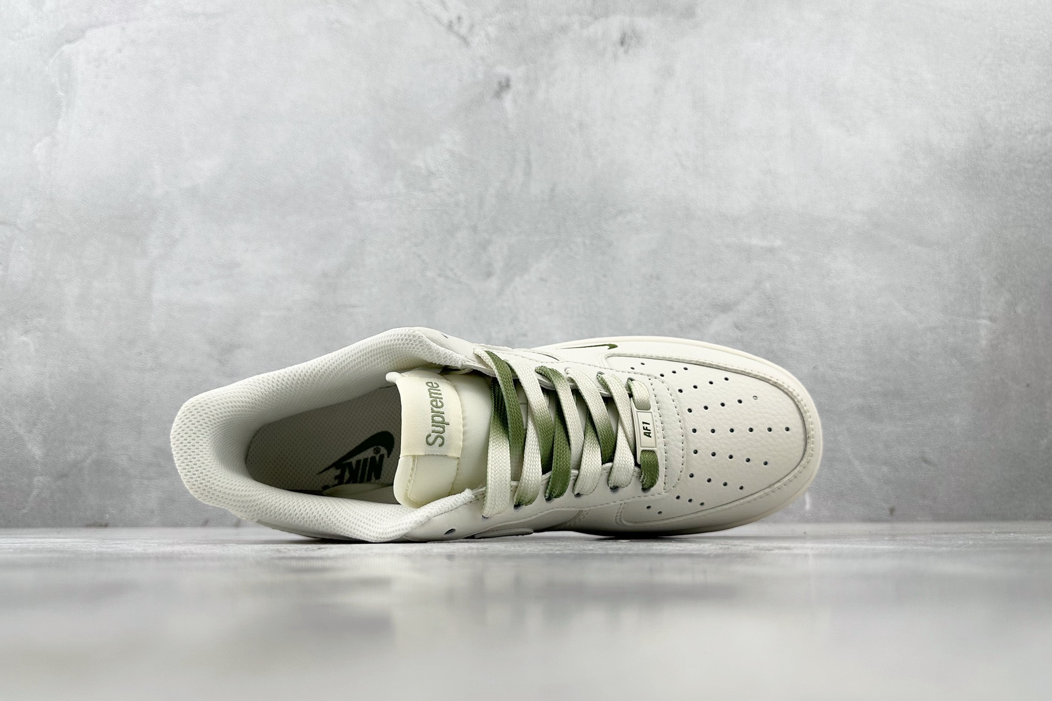 XC 
Nike Air Force 1'07  Supreme 联名 米白绿

货号：BB7577 2