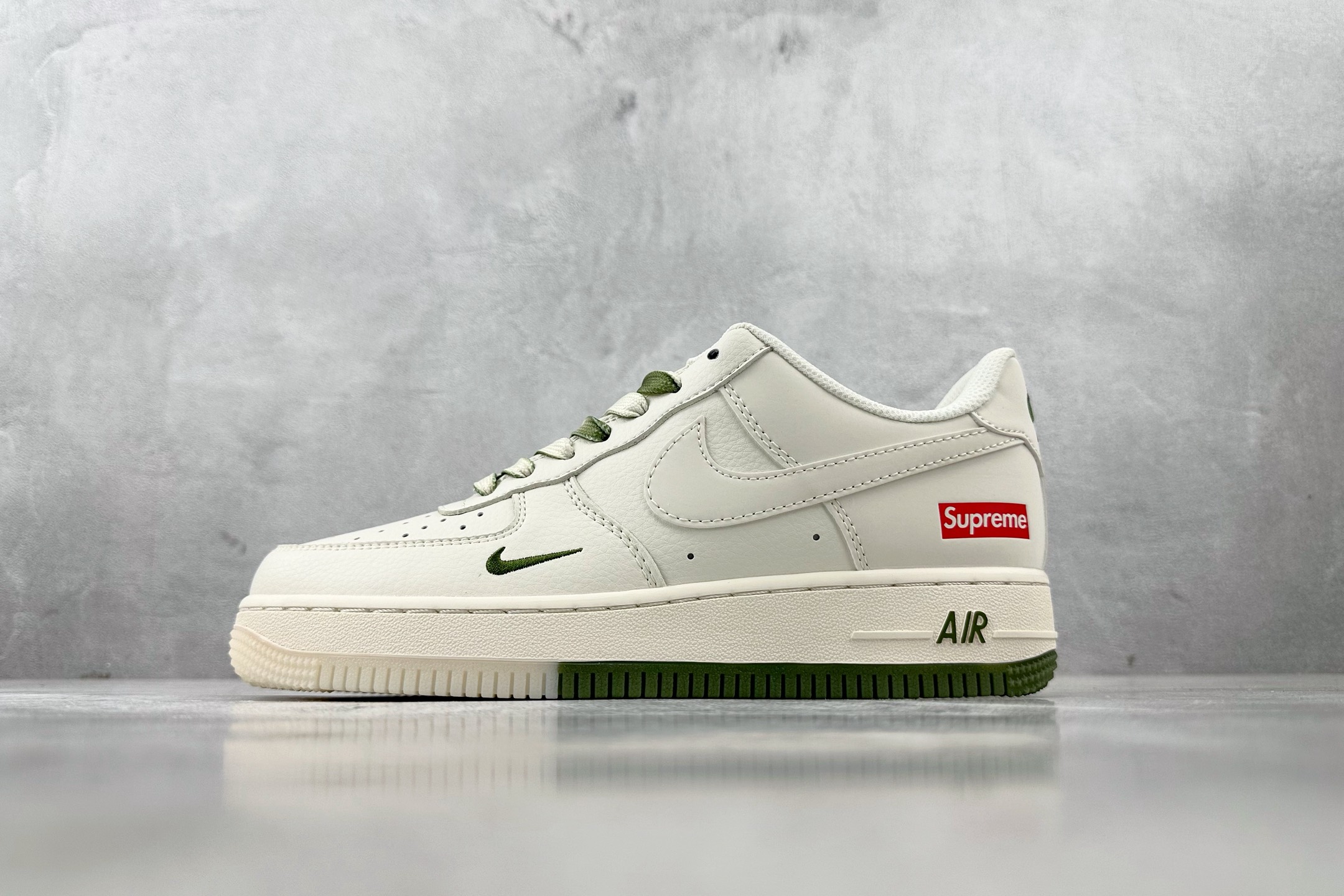 XC 
Nike Air Force 1'07  Supreme 联名 米白绿

货号：BB7577 2