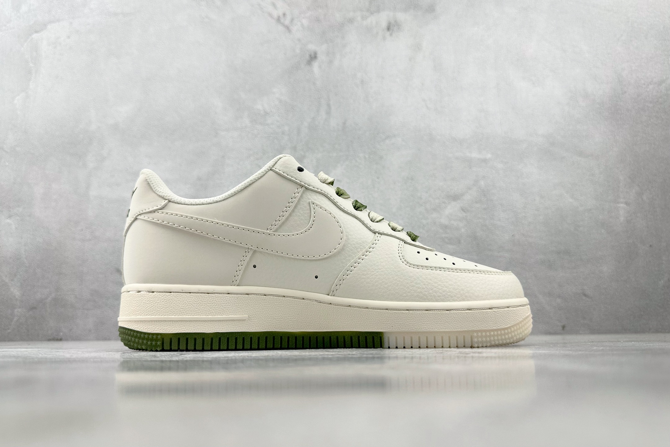 XC 
Nike Air Force 1'07  Supreme 联名 米白绿

货号：BB7577 2
