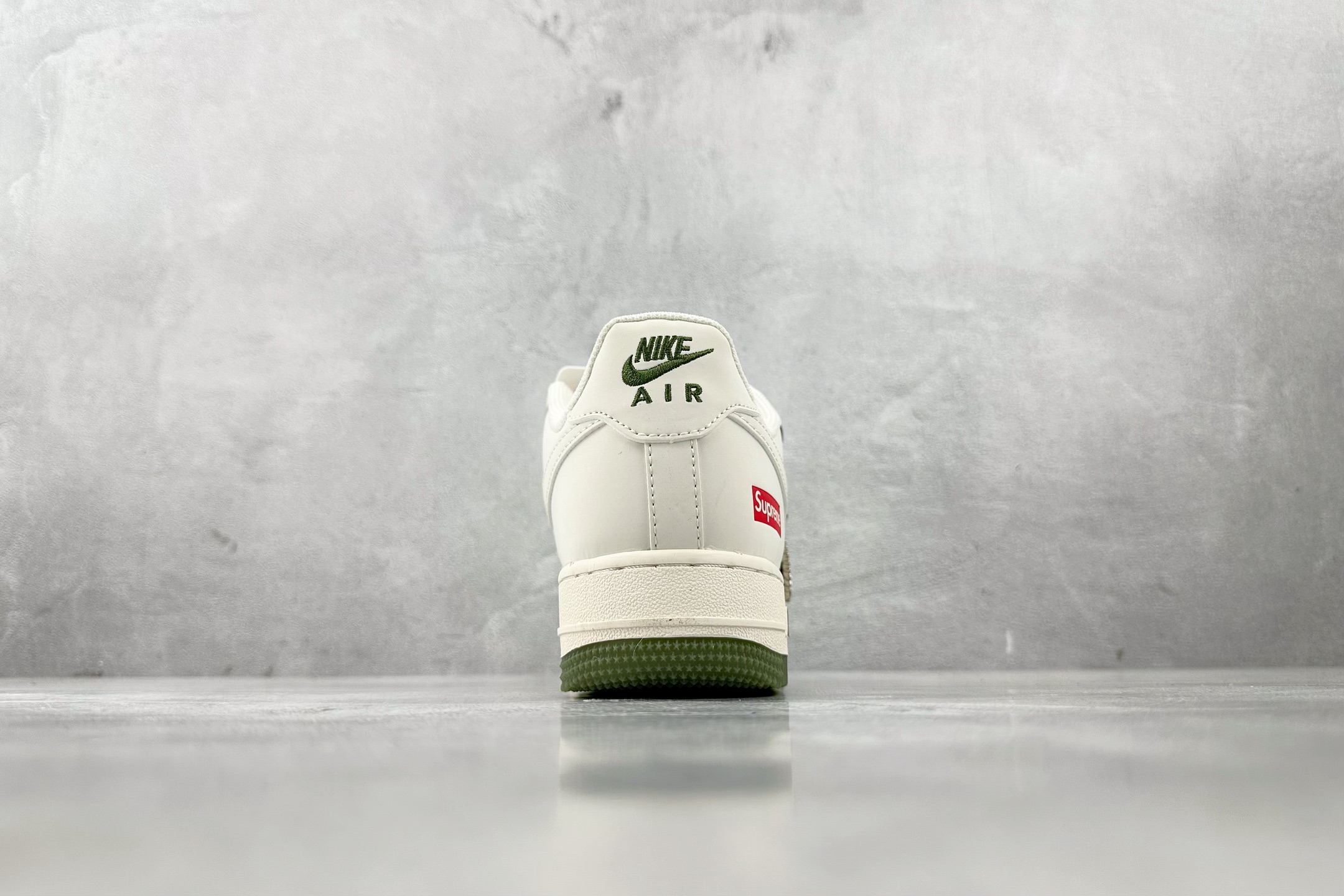 XC 
Nike Air Force 1'07  Supreme 联名 米白绿

货号：BB7577 2