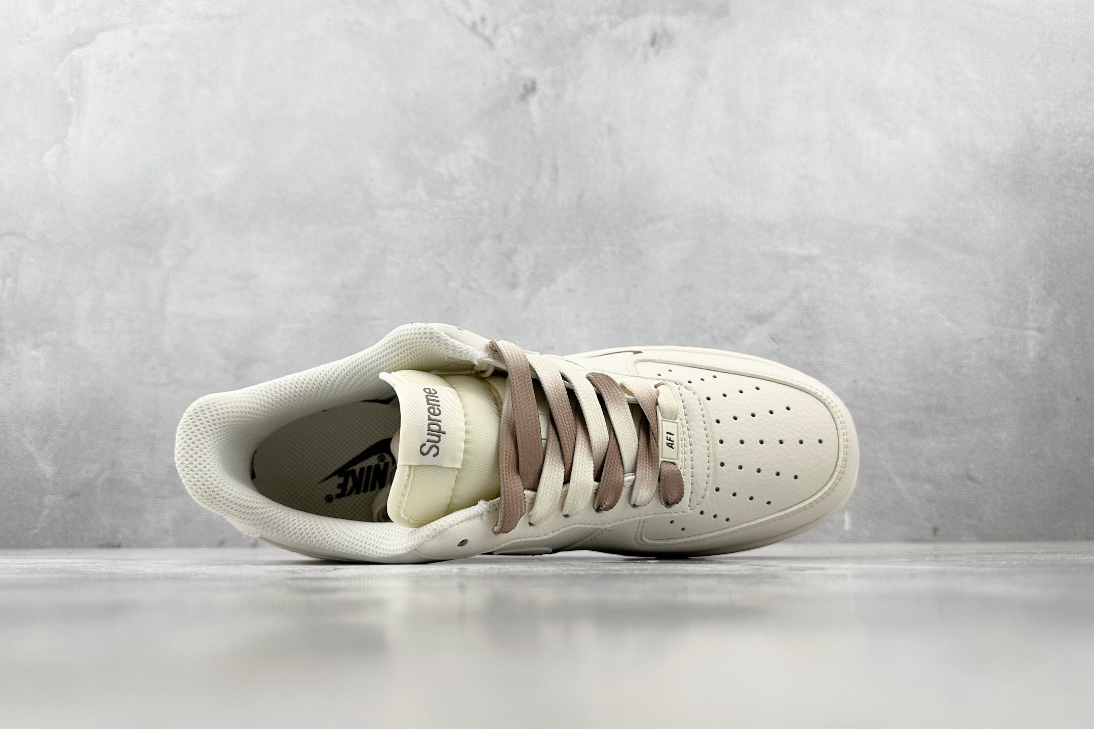 XC 
Nike Air Force 1'07  Supreme 联名 米白棕

货号：BB7577 2