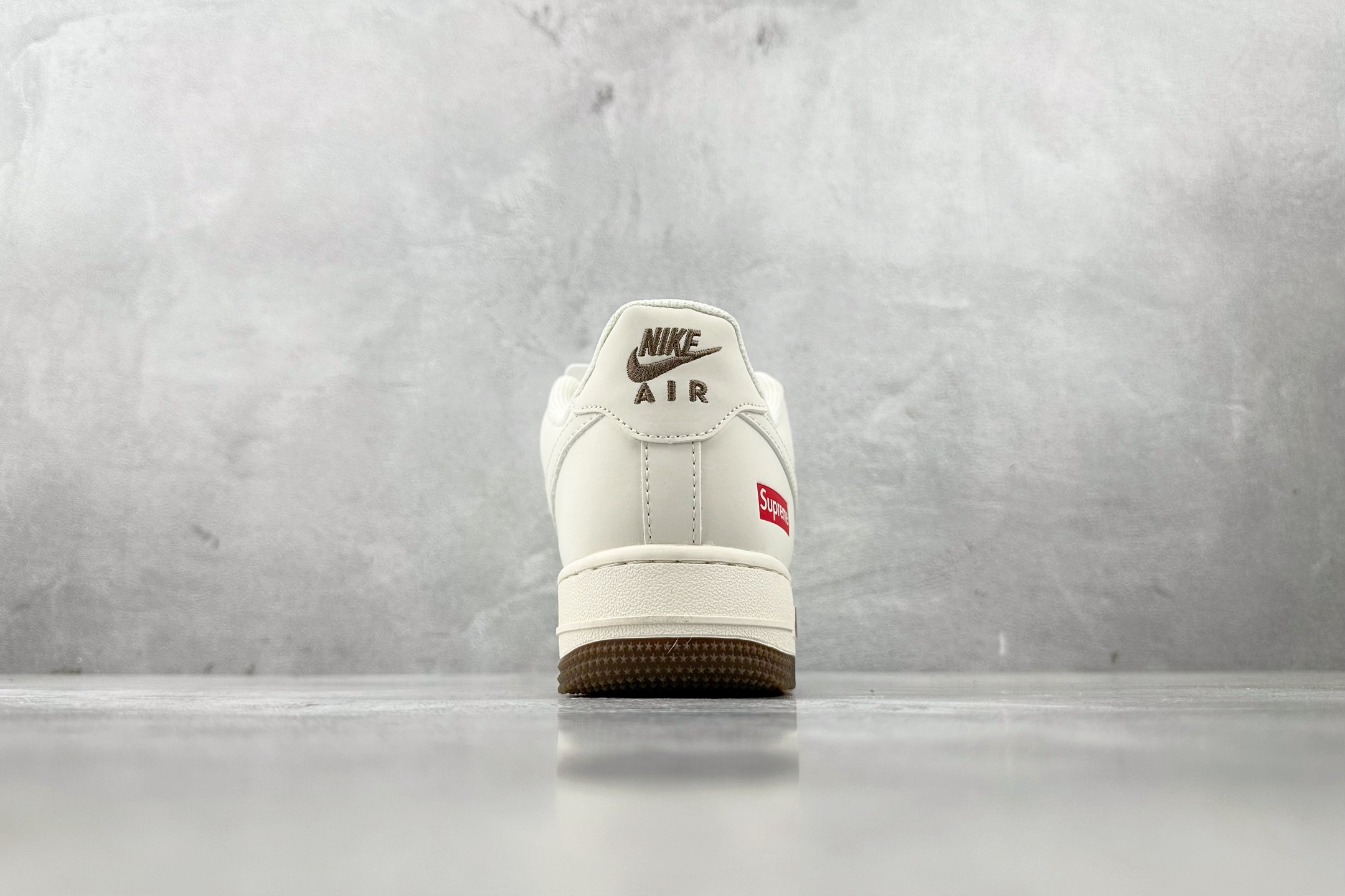 XC 
Nike Air Force 1'07  Supreme 联名 米白棕

货号：BB7577 2