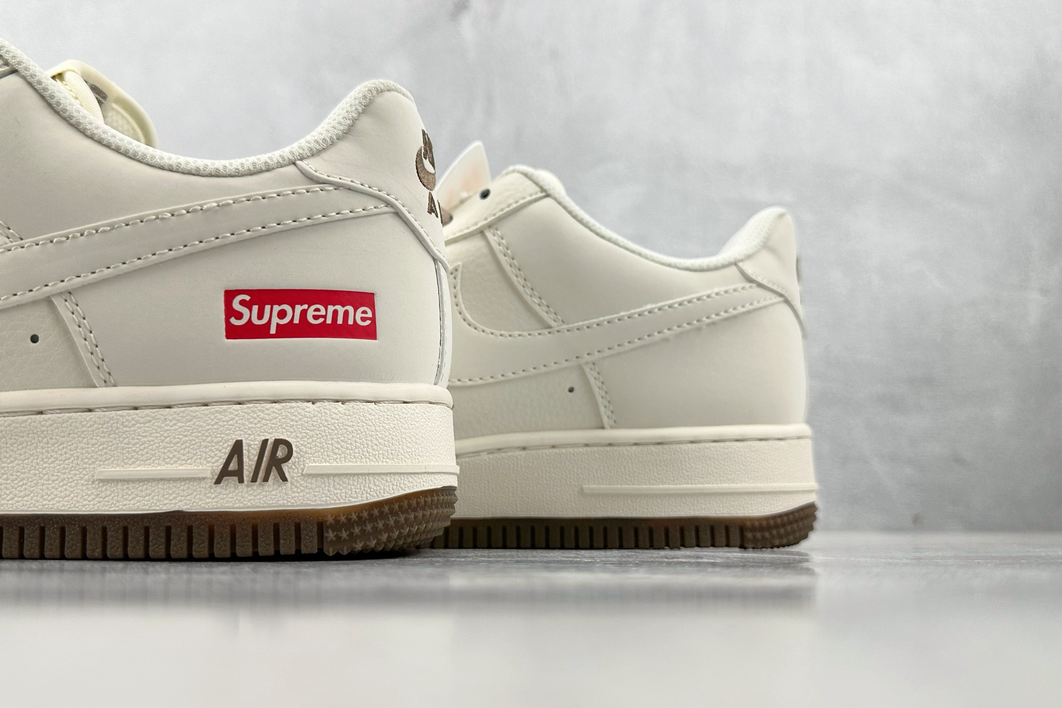 XC 
Nike Air Force 1'07  Supreme 联名 米白棕

货号：BB7577 2