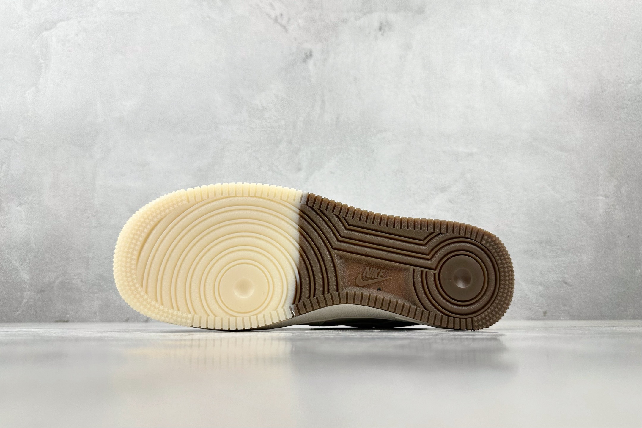 XC 
Nike Air Force 1'07  Supreme 联名 米白棕

货号：BB7577 2