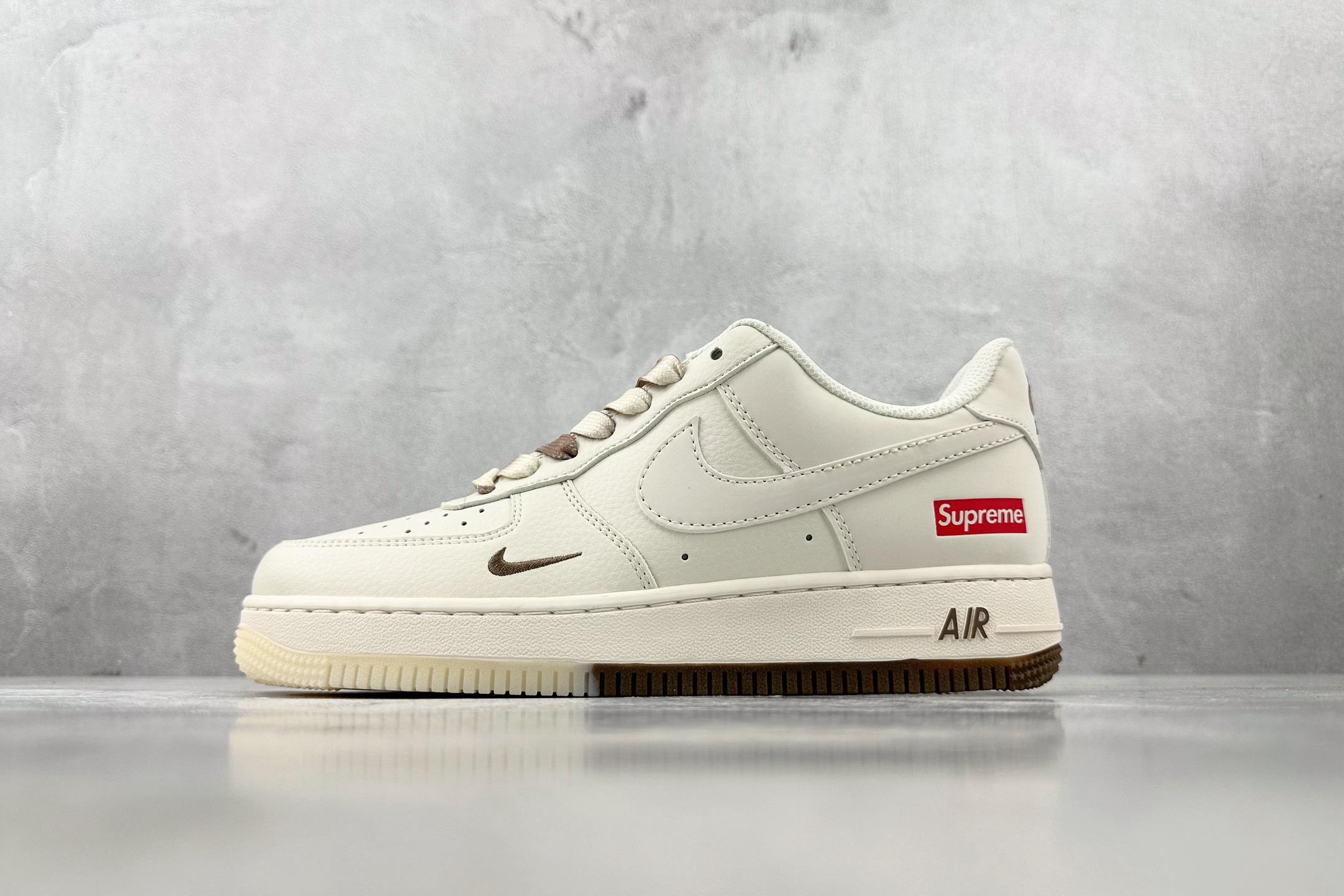 XC 
Nike Air Force 1'07  Supreme 联名 米白棕

货号：BB7577 2