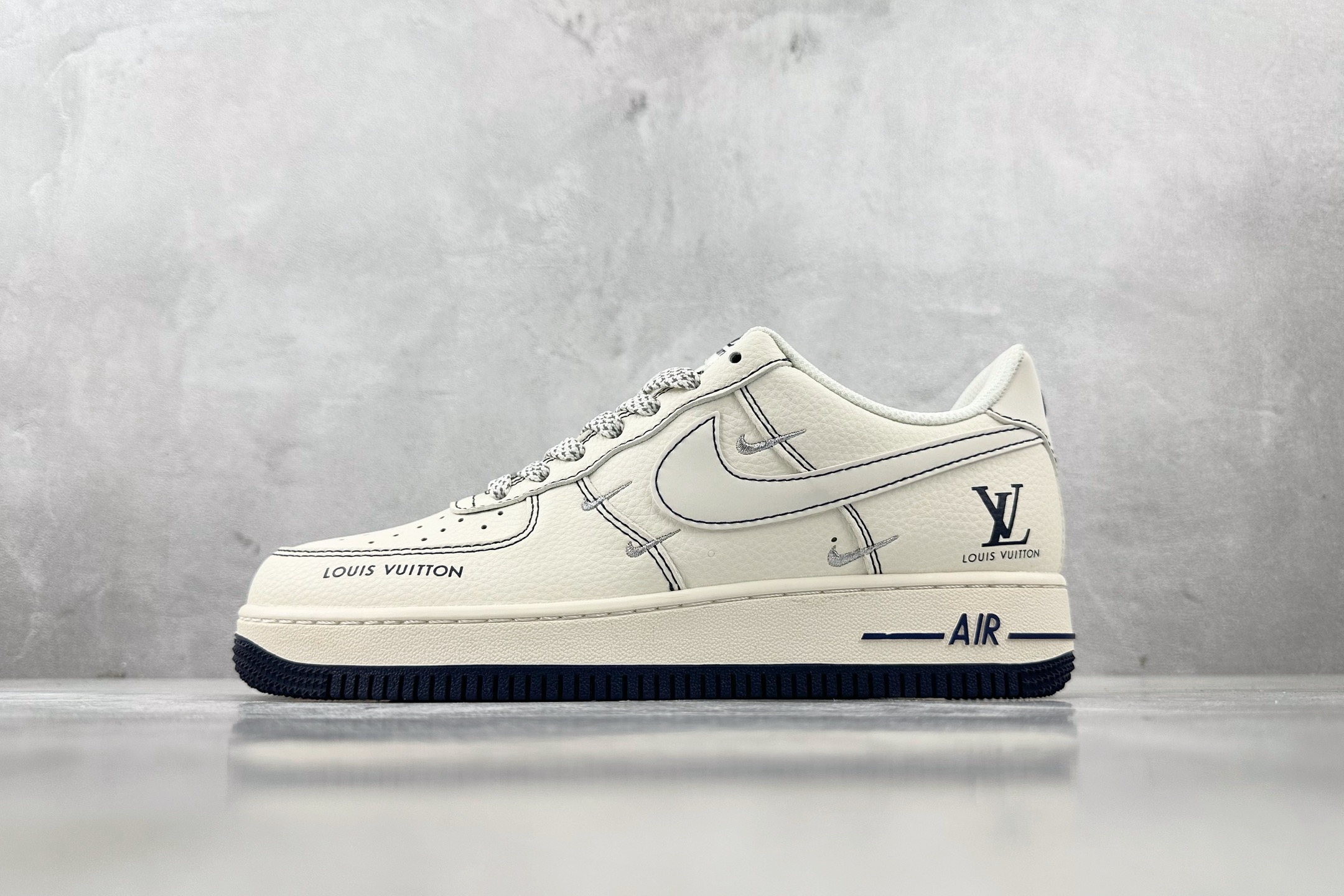 XC 
Nike Air Force 1'07  LV 联名 米白

货号：XX3168 160
尺码：