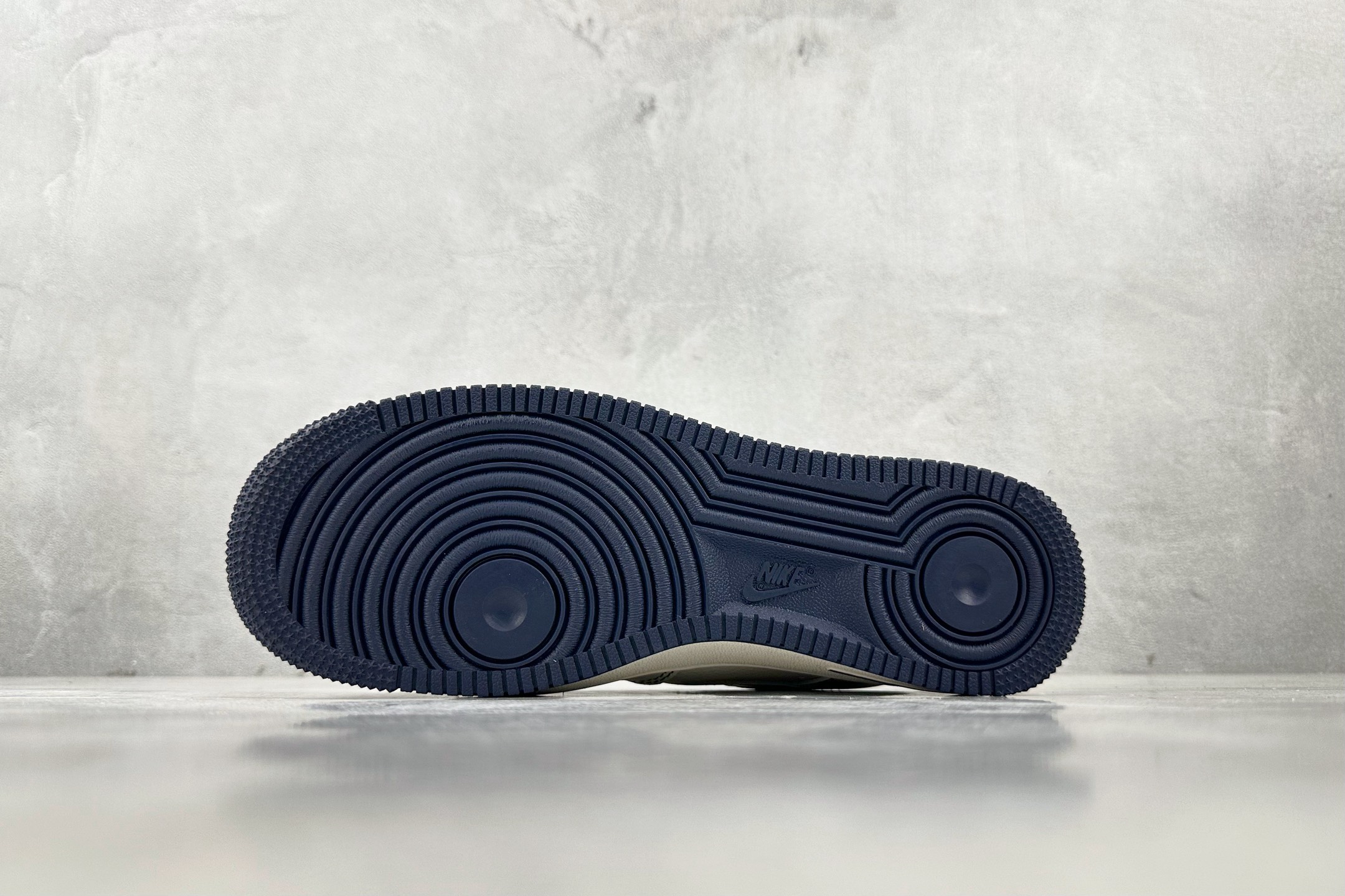 XC 
Nike Air Force 1'07  LV 联名 米白

货号：XX3168 160
尺码：