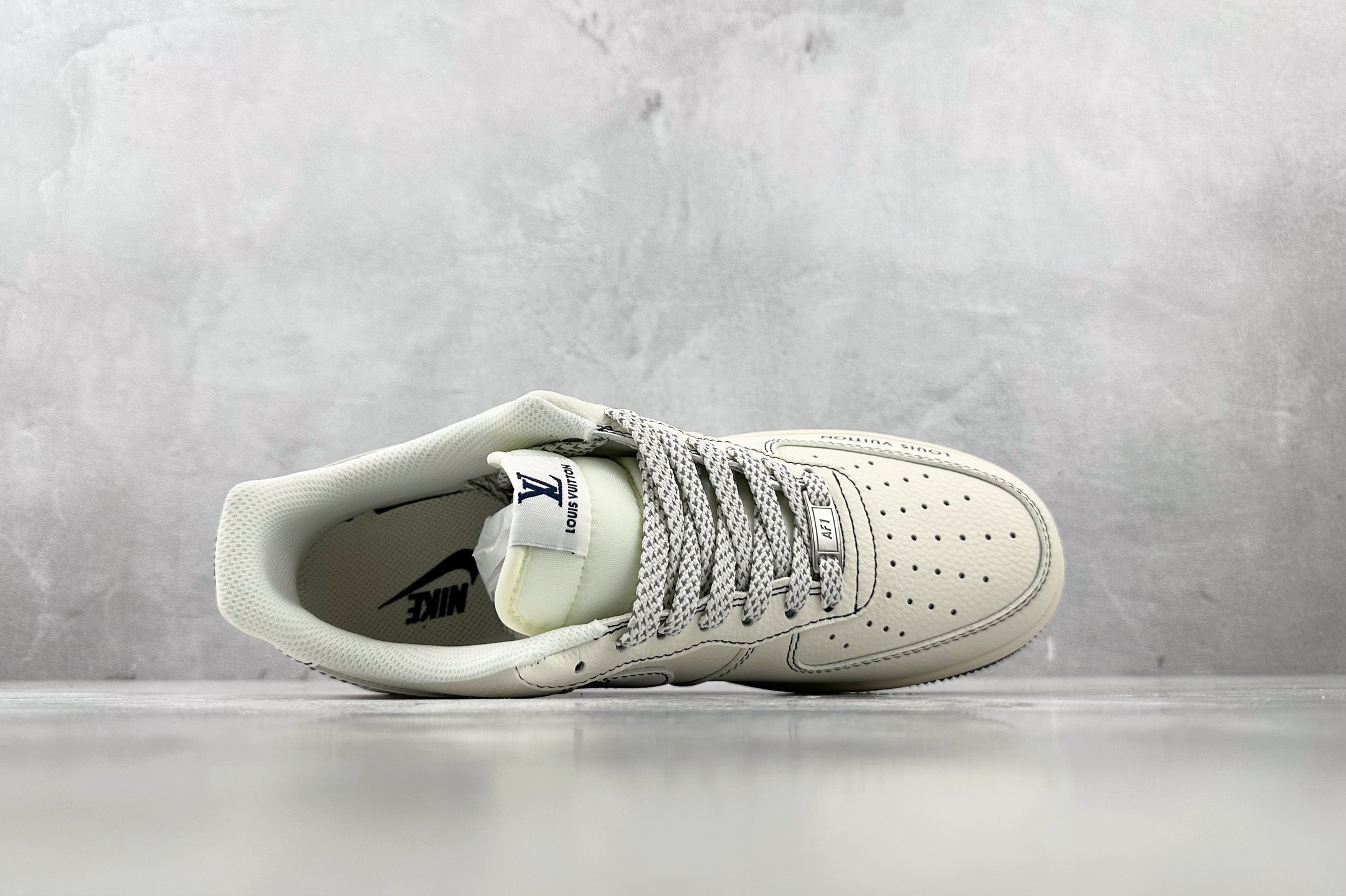 XC 
Nike Air Force 1'07  LV 联名 米白

货号：XX3168 160
尺码：