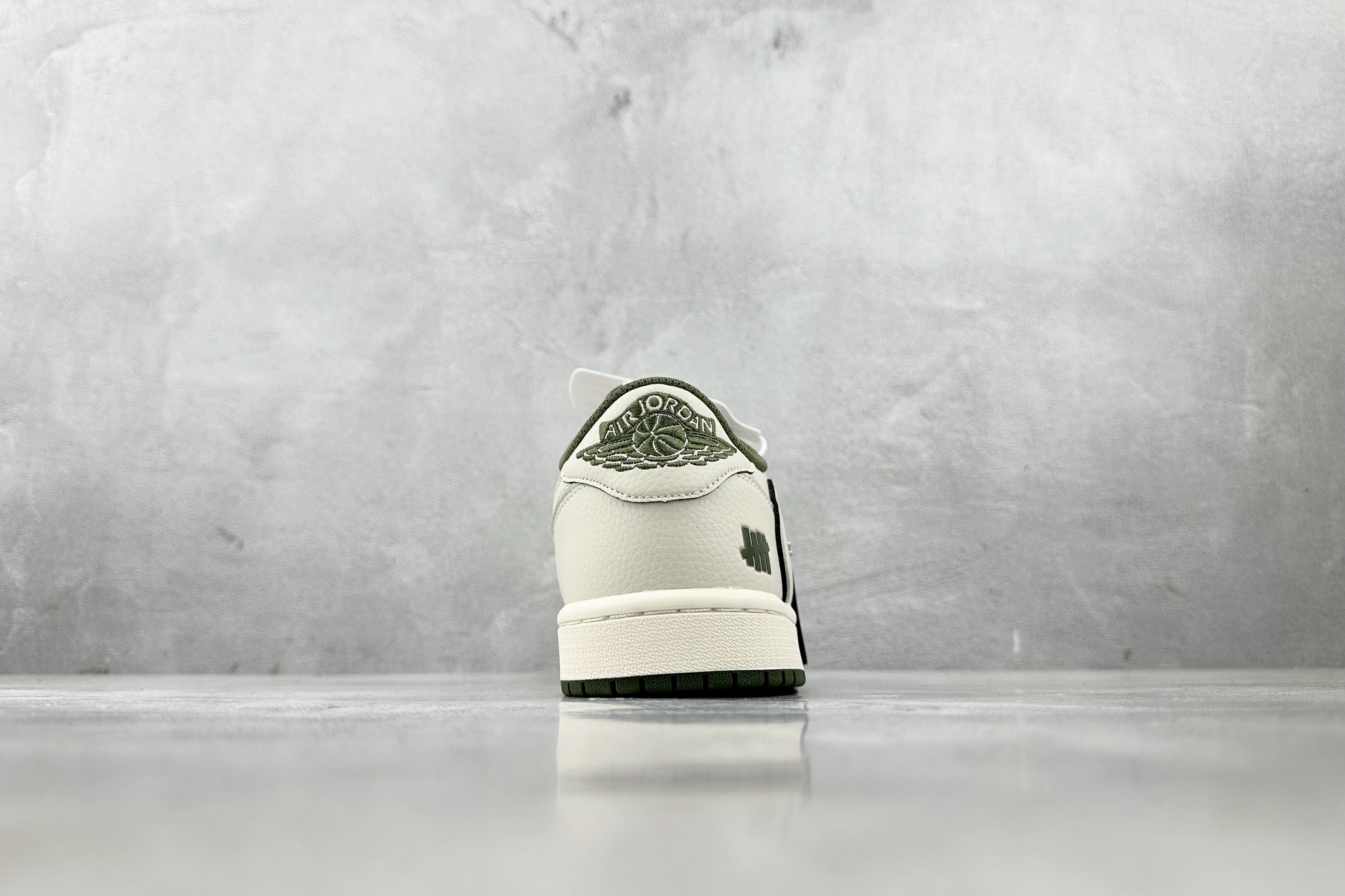 DK 
定制 Air Jordan 1 Low ow SP UNDEFEATED 倒钩联名米白绿

货号