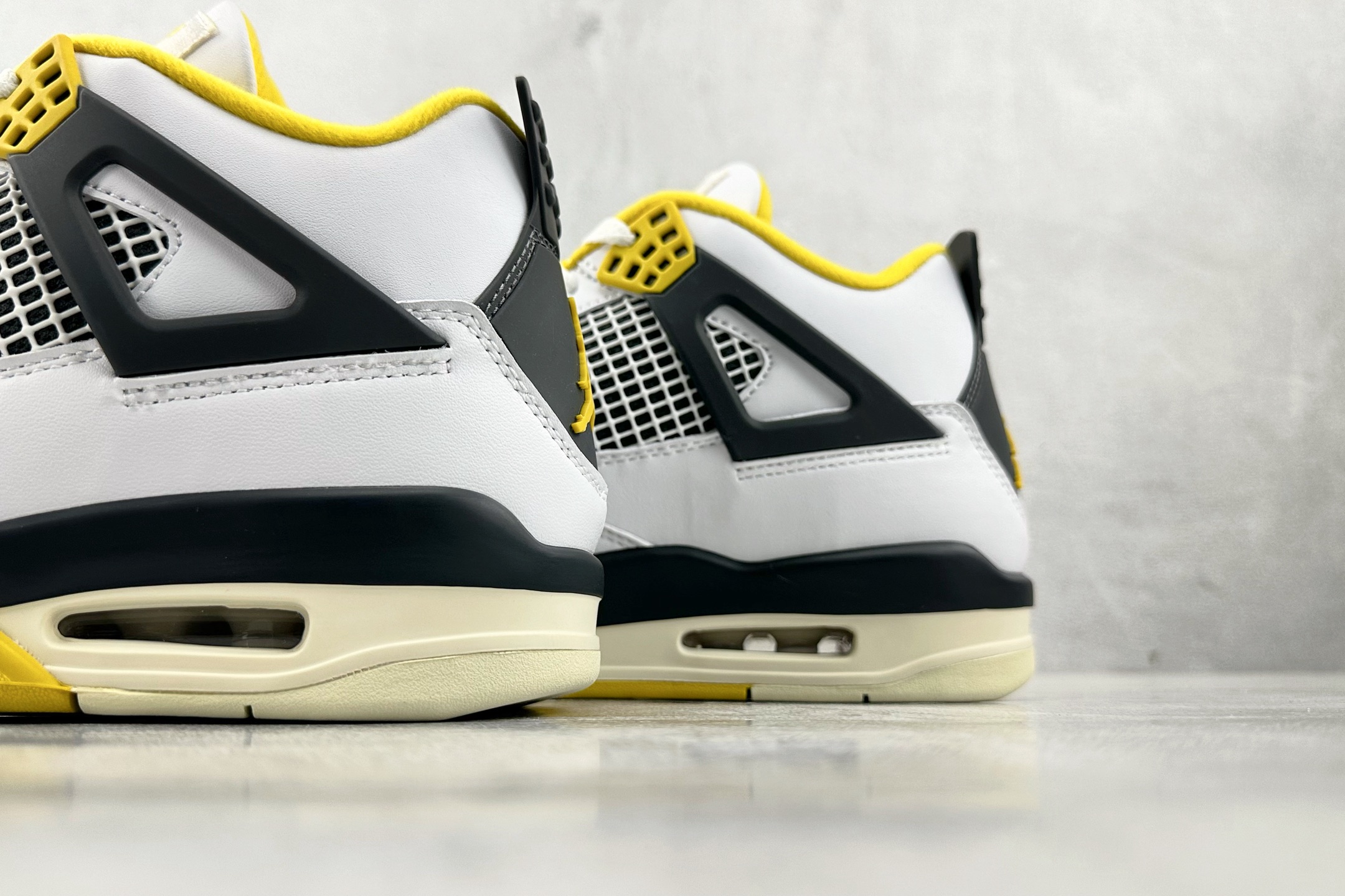 PB 
外贸批次  Jordan Air Jordan 4 Vivid Sulfur白黄

货号：AQ9