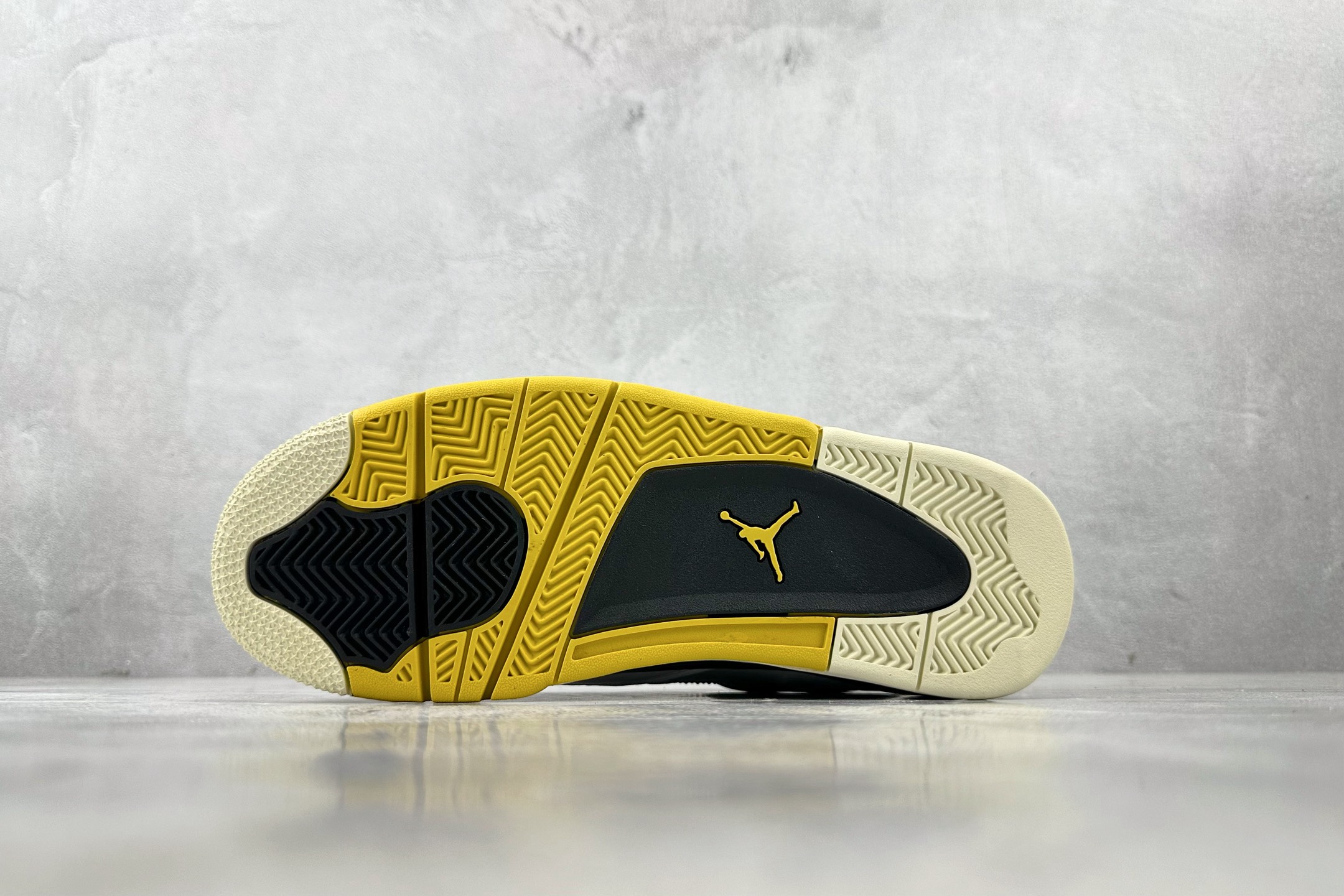 PB 
外贸批次  Jordan Air Jordan 4 Vivid Sulfur白黄

货号：AQ9