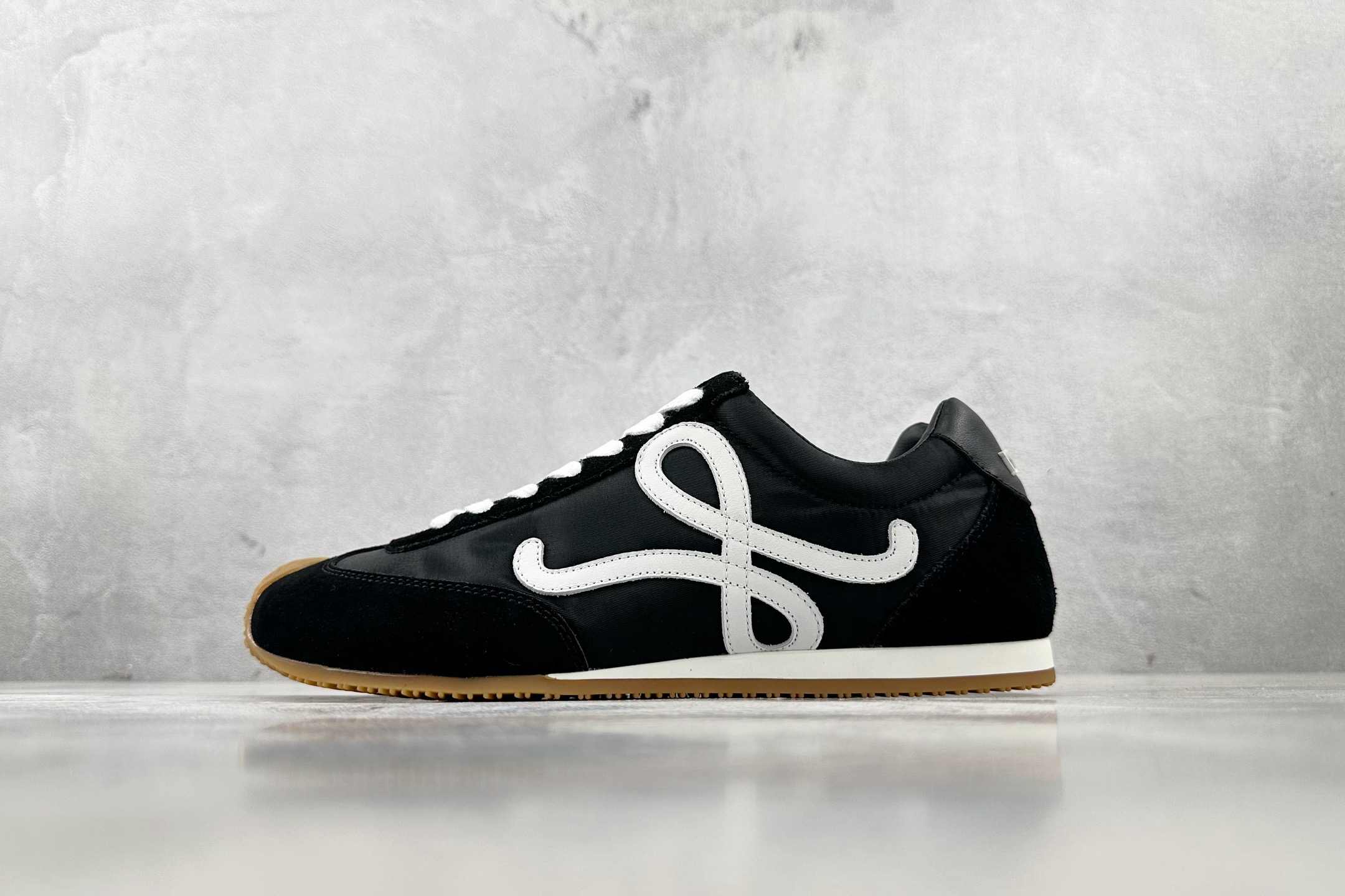 M 版 
LOEWE罗意威 Ballet Runner 2.0 黑色

货号：LLBR282X01-11