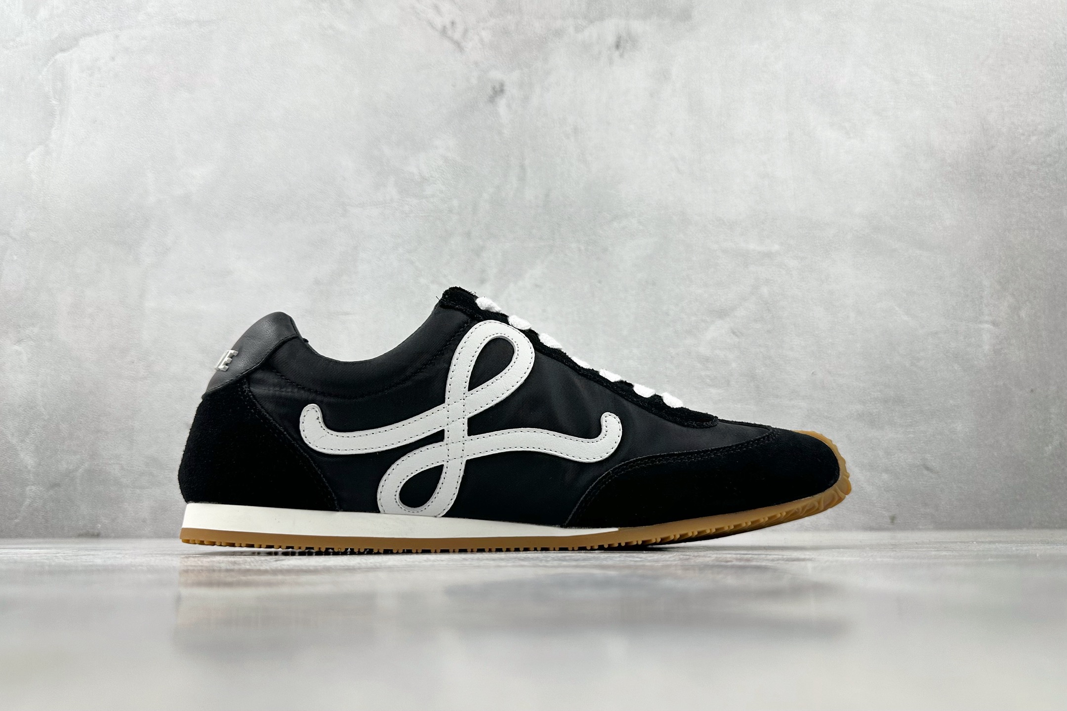 M 版 
LOEWE罗意威 Ballet Runner 2.0 黑色

货号：LLBR282X01-11