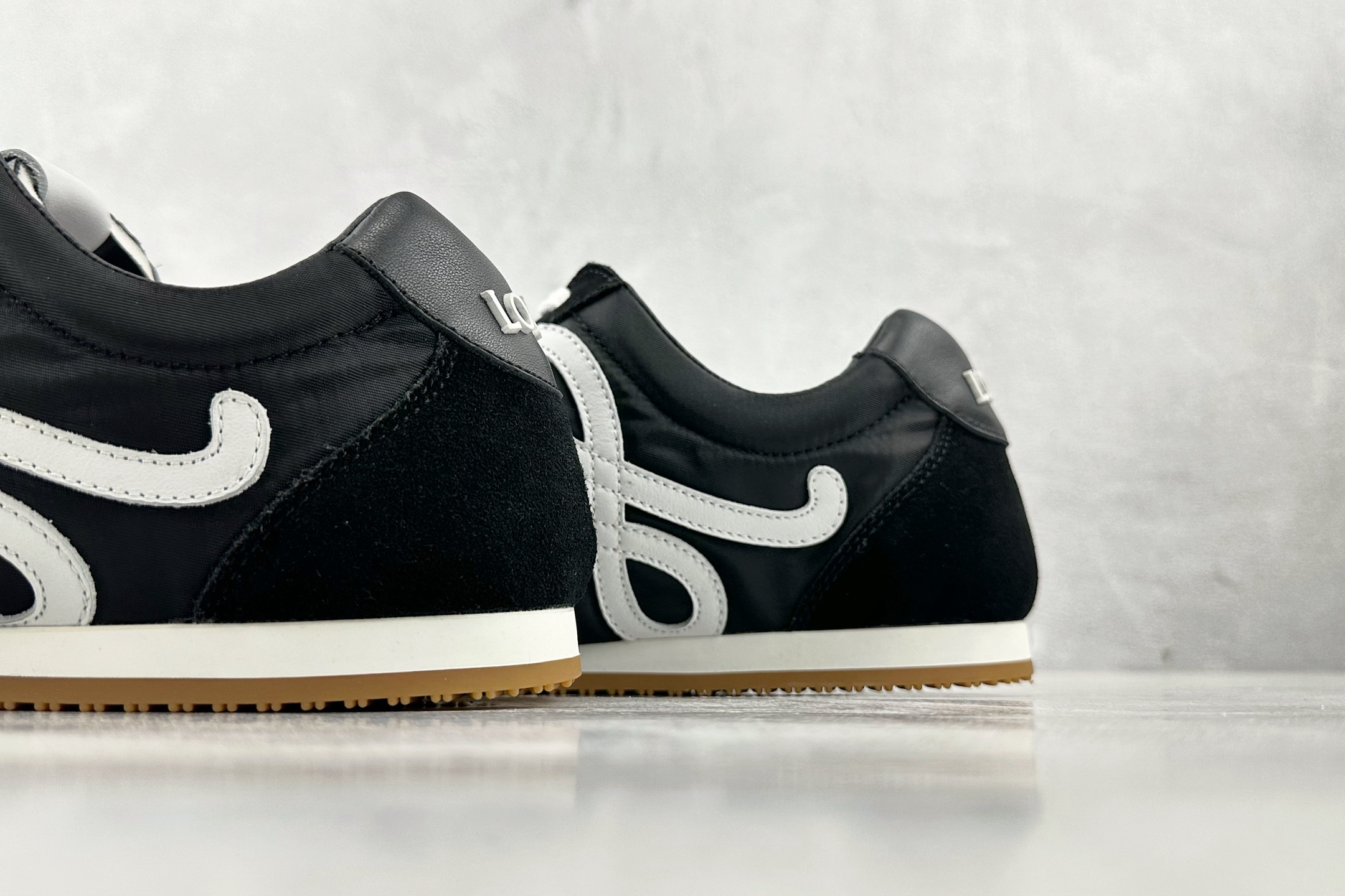 M 版 
LOEWE罗意威 Ballet Runner 2.0 黑色

货号：LLBR282X01-11