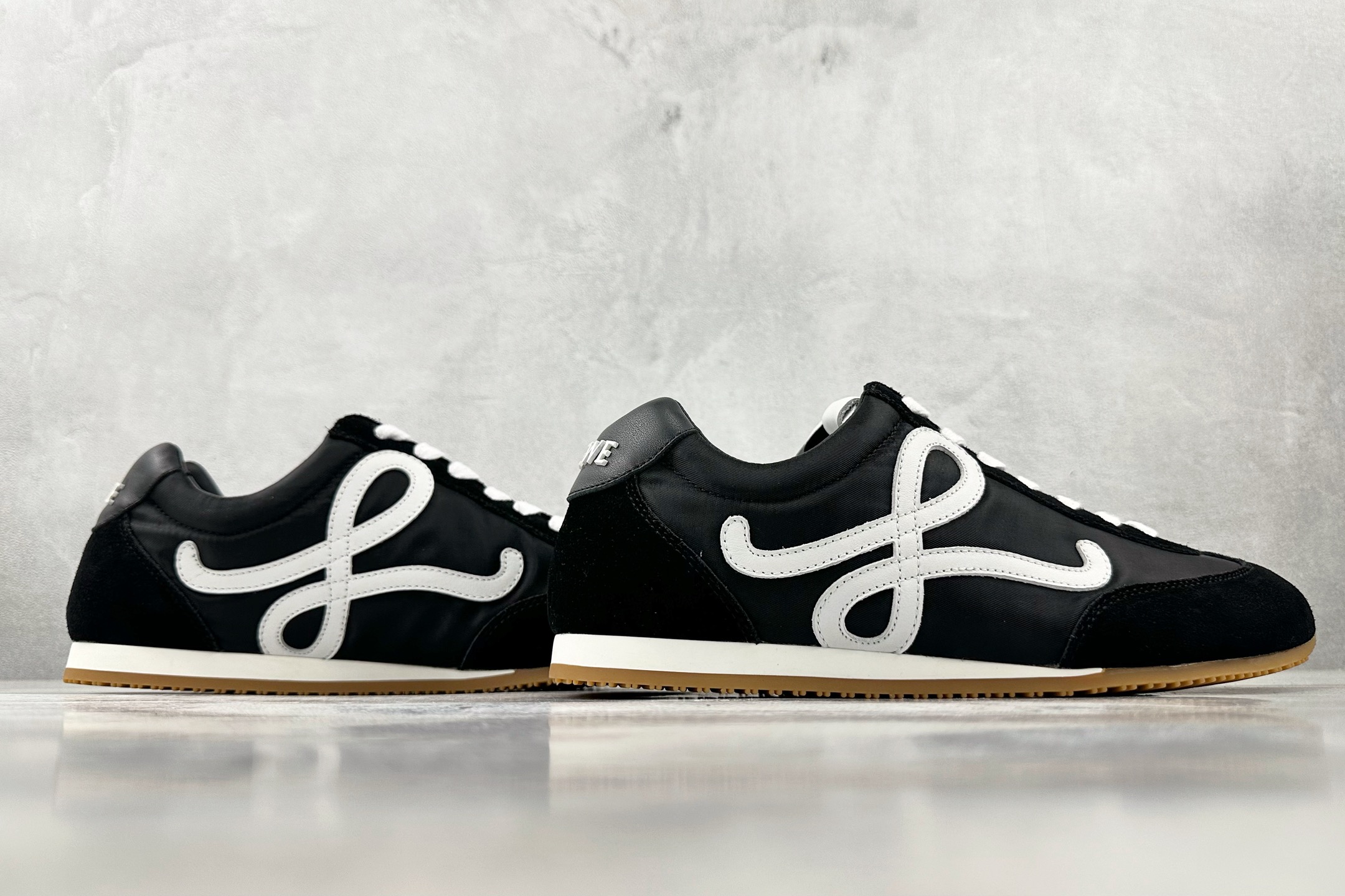 M 版 
LOEWE罗意威 Ballet Runner 2.0 黑色

货号：LLBR282X01-11