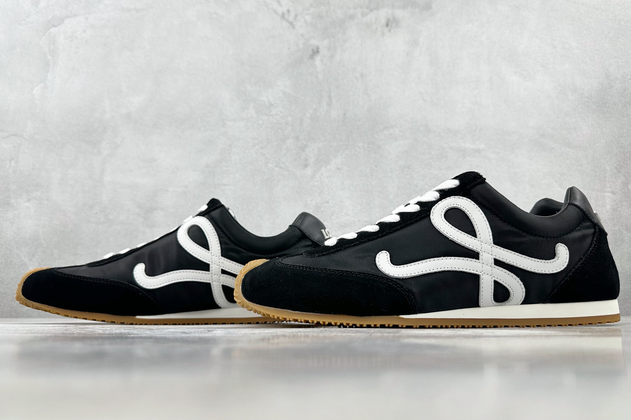 M 版 
LOEWE罗意威 Ballet Runner 2.0 黑色

货号：LLBR282X01-11