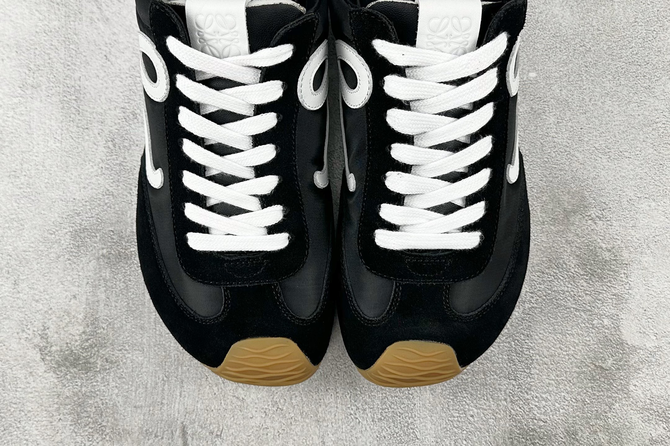 M 版 
LOEWE罗意威 Ballet Runner 2.0 黑色

货号：LLBR282X01-11
