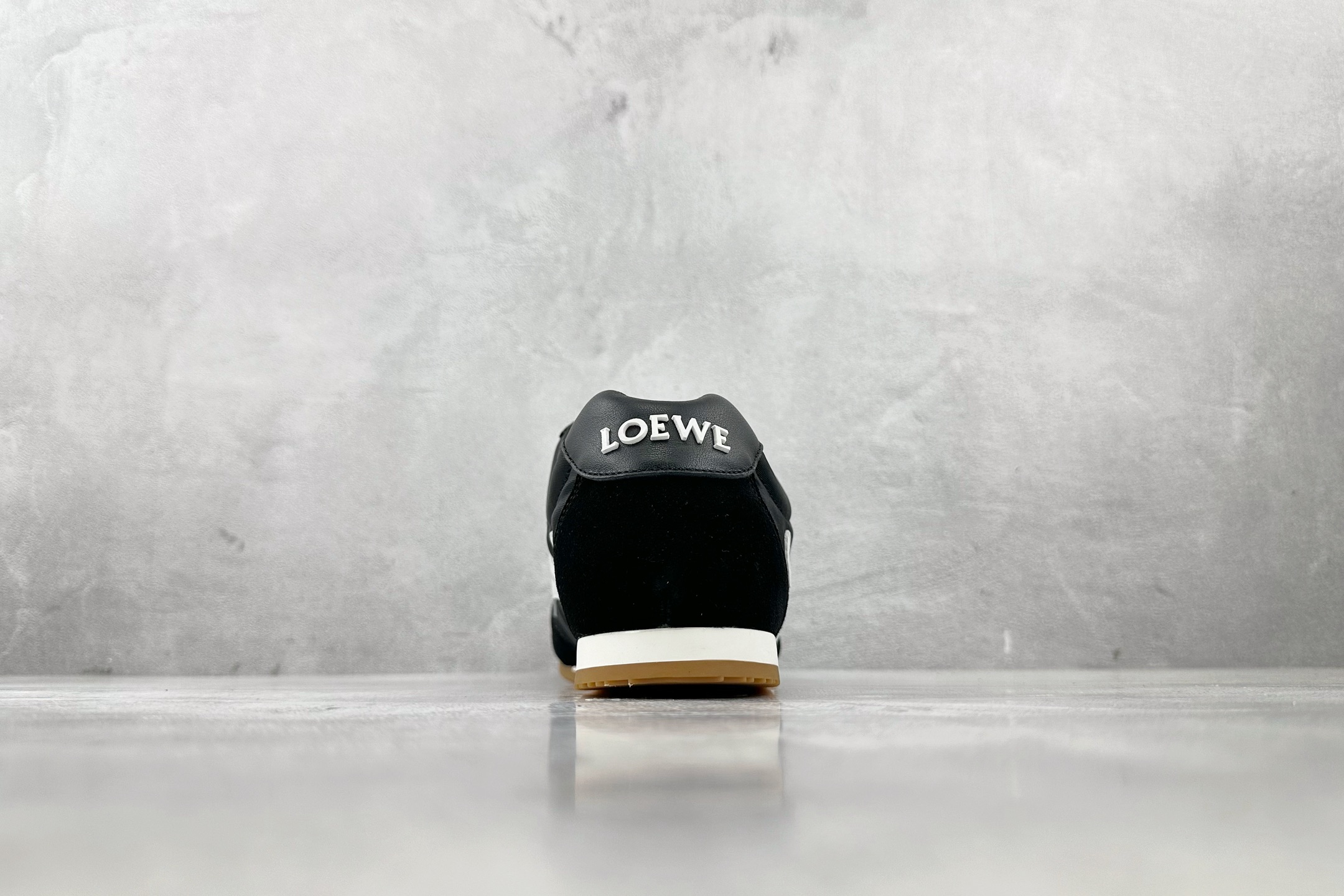M 版 
LOEWE罗意威 Ballet Runner 2.0 黑色

货号：LLBR282X01-11