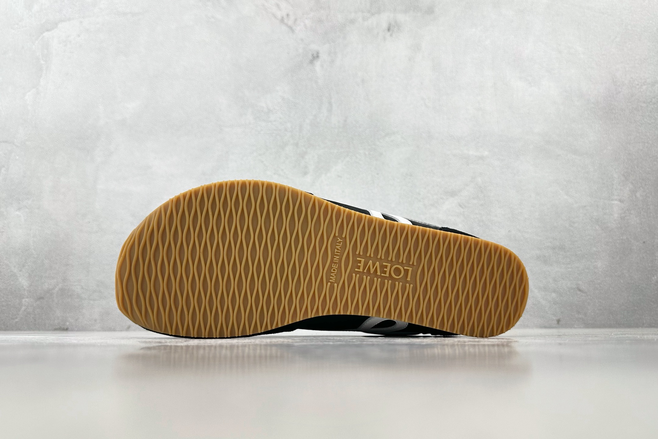 M 版 
LOEWE罗意威 Ballet Runner 2.0 黑色

货号：LLBR282X01-11