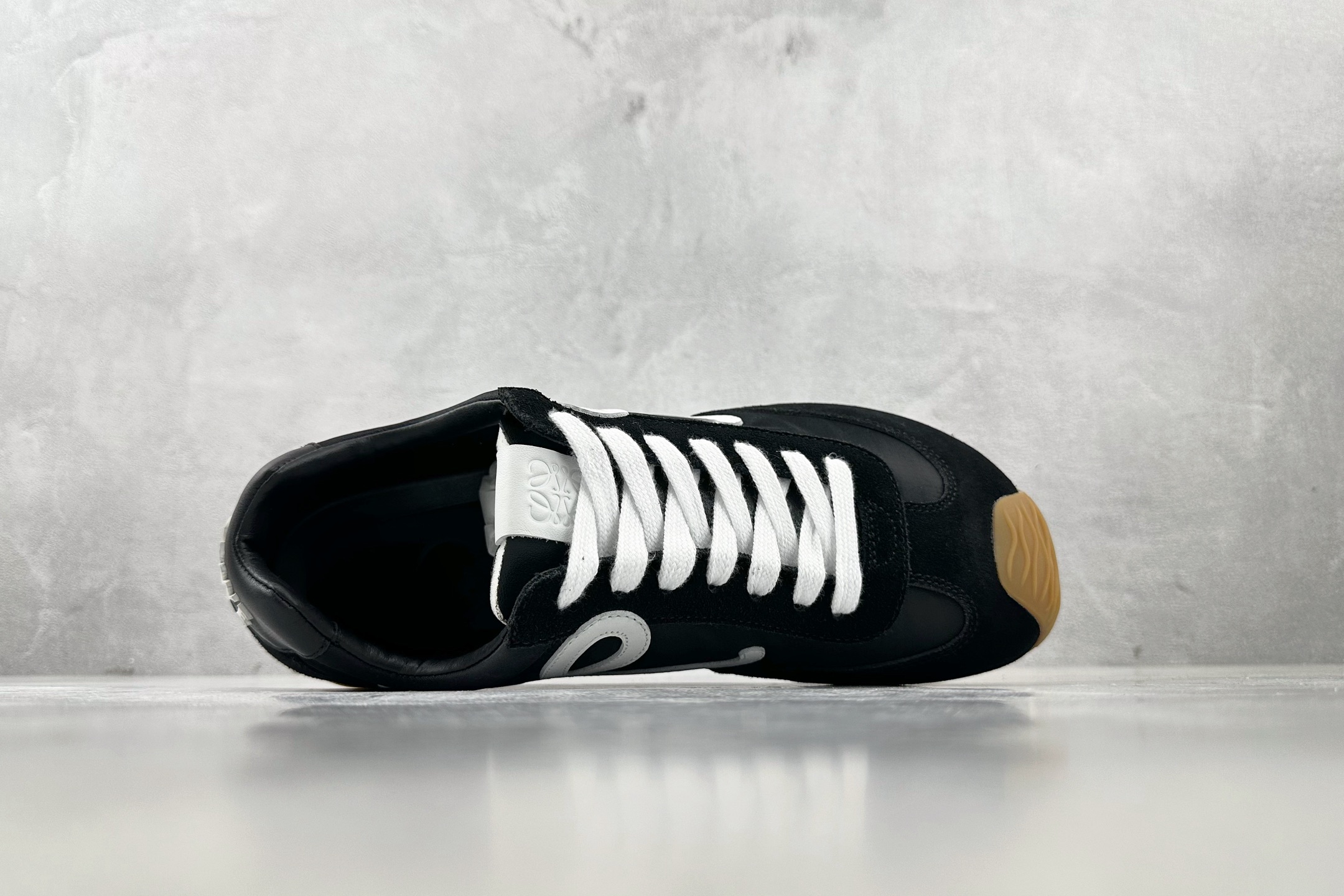 M 版 
LOEWE罗意威 Ballet Runner 2.0 黑色

货号：LLBR282X01-11