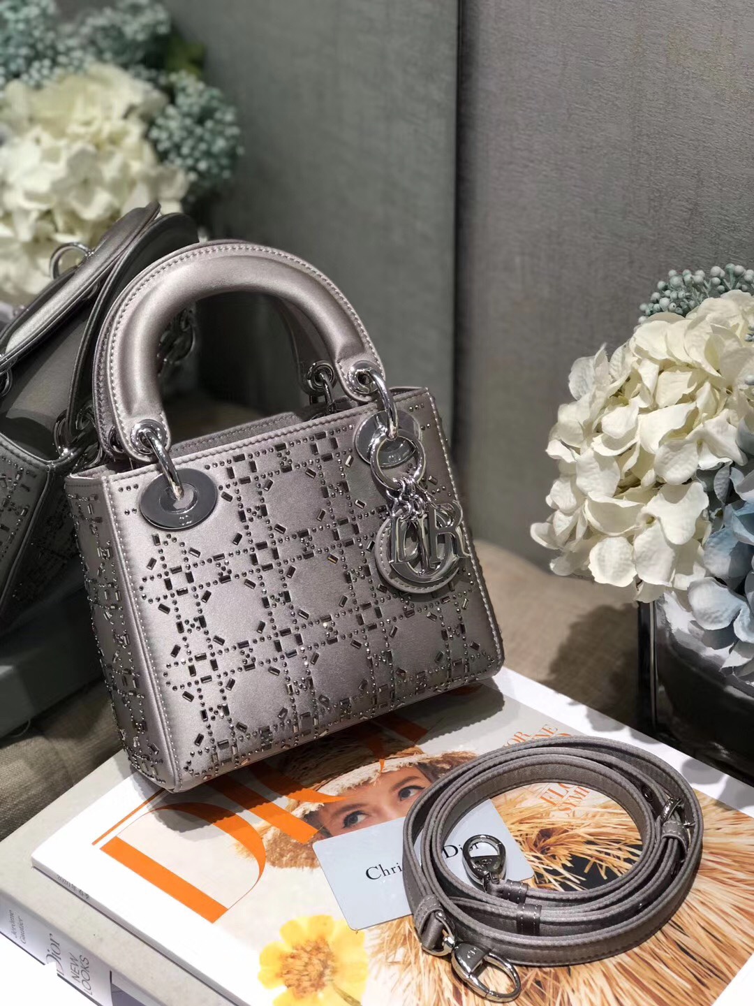Éxito de ventas 💕 reposición 2011s Lady Dior con cristales termofijados de seda 17cm