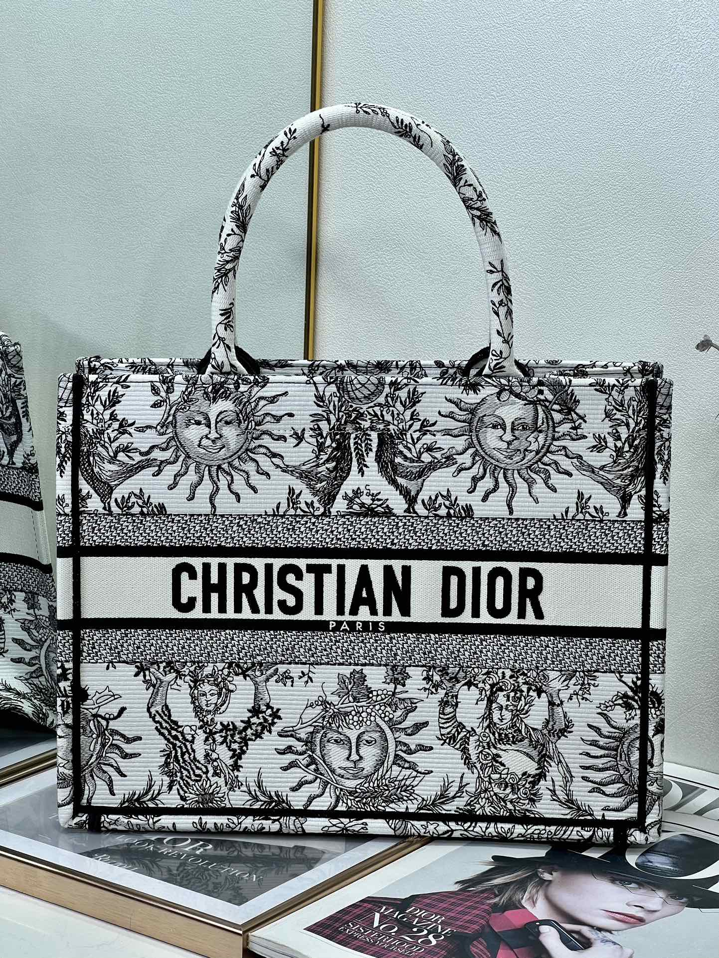 Di❤️r Book Tote 🛍️ 36cm